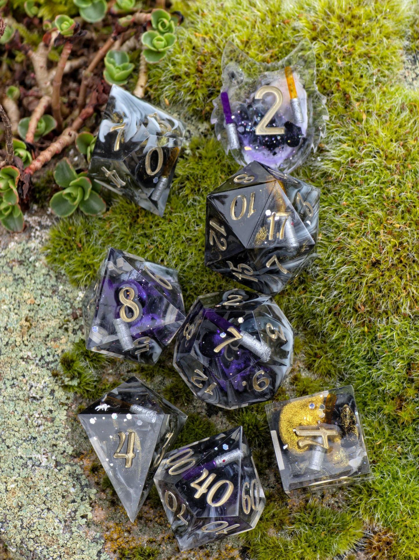 Polyedrisches Würfelset „Void Sabers“ – Handgemachte Resinwürfel mit Lichtklingen & Nebeleffekt | 8-teiliges DnD TTRPG Set