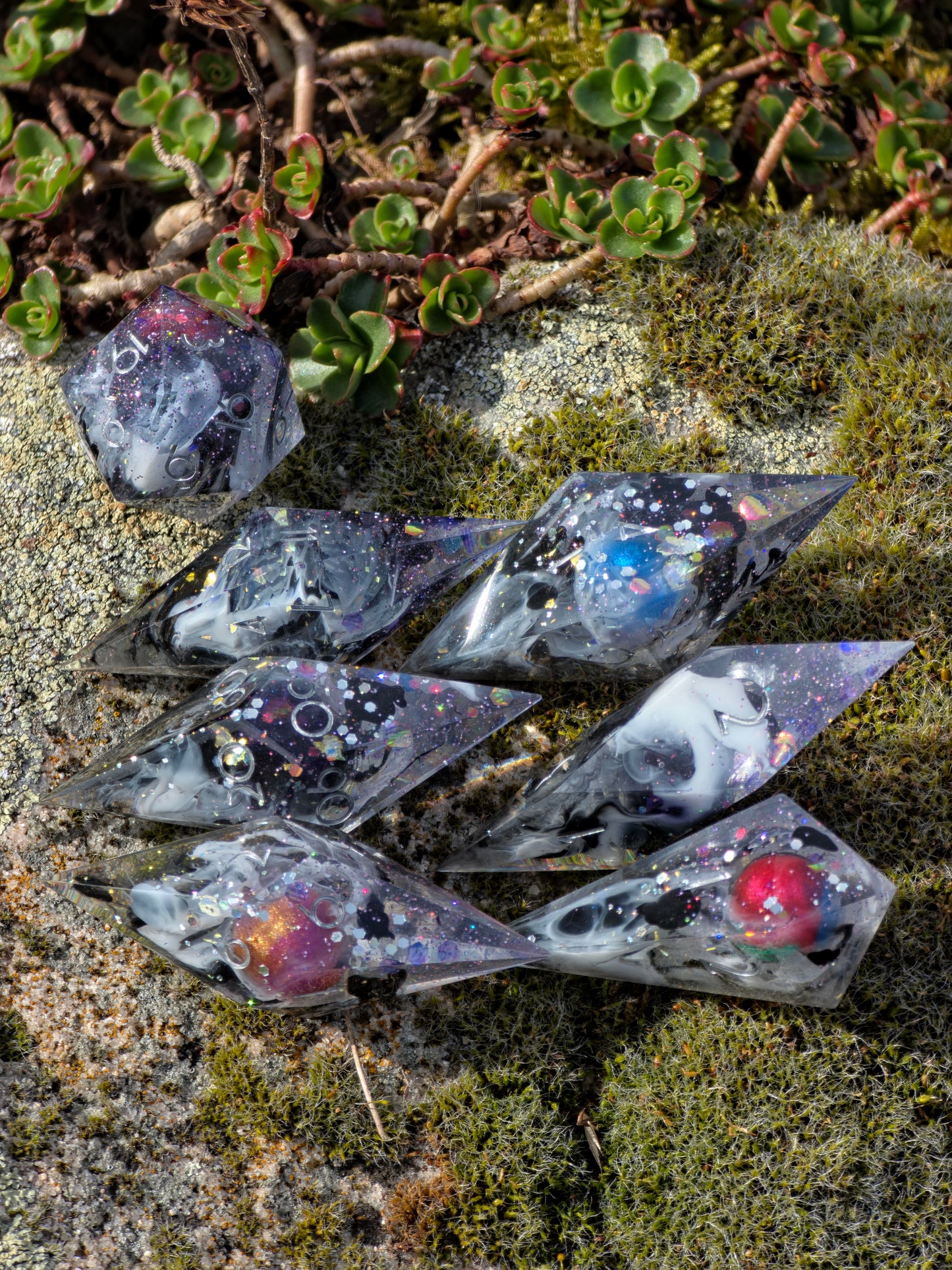 Glow in the Dark Planet elongated Dice Set – Space Resin Dice with Planets, Handmade Sharp Edge DnD Würfel, Galaxy TTRPG Dice