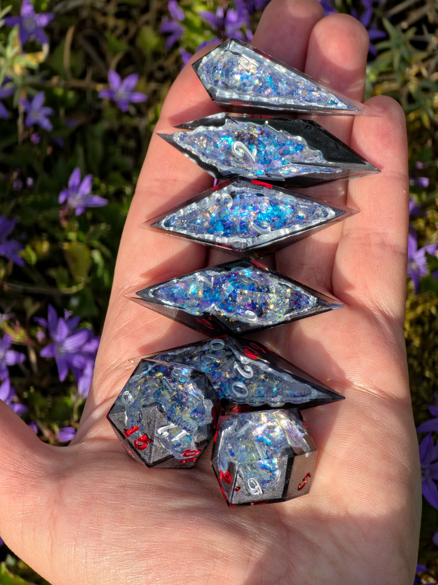 Geode Style Elongated Dice Set – Handgemachte Sharp Edge Würfel mit Opal-Kristallen, Rot-Silber Zahlen, Fantasy DnD Resin Dice (Eléras of Argent)