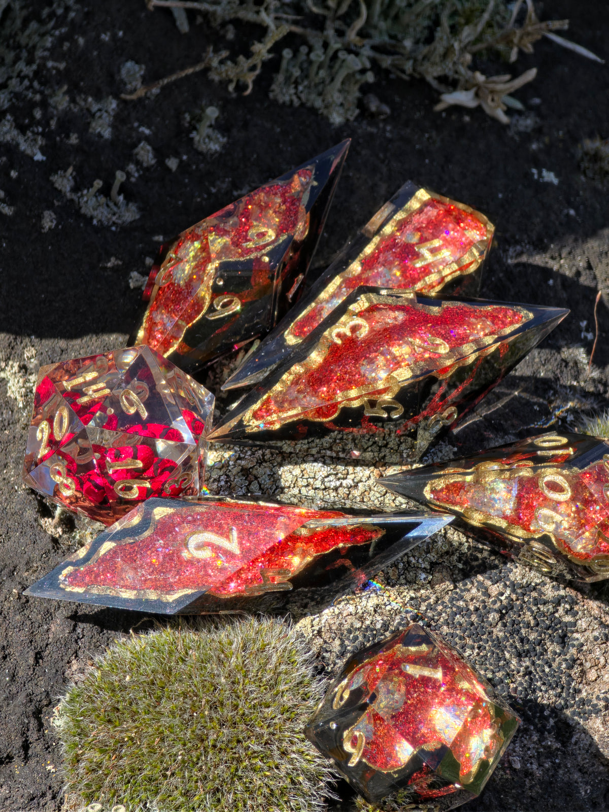 Crimson Serpent – Heart of the Volcano Lava Serpent Würfelset – Rote Schlange im D20 | 7-teiliges DnD Resin Dice Set mit Lava Geoden, Gold & Schwarz | Handmade Fantasy Würfel
