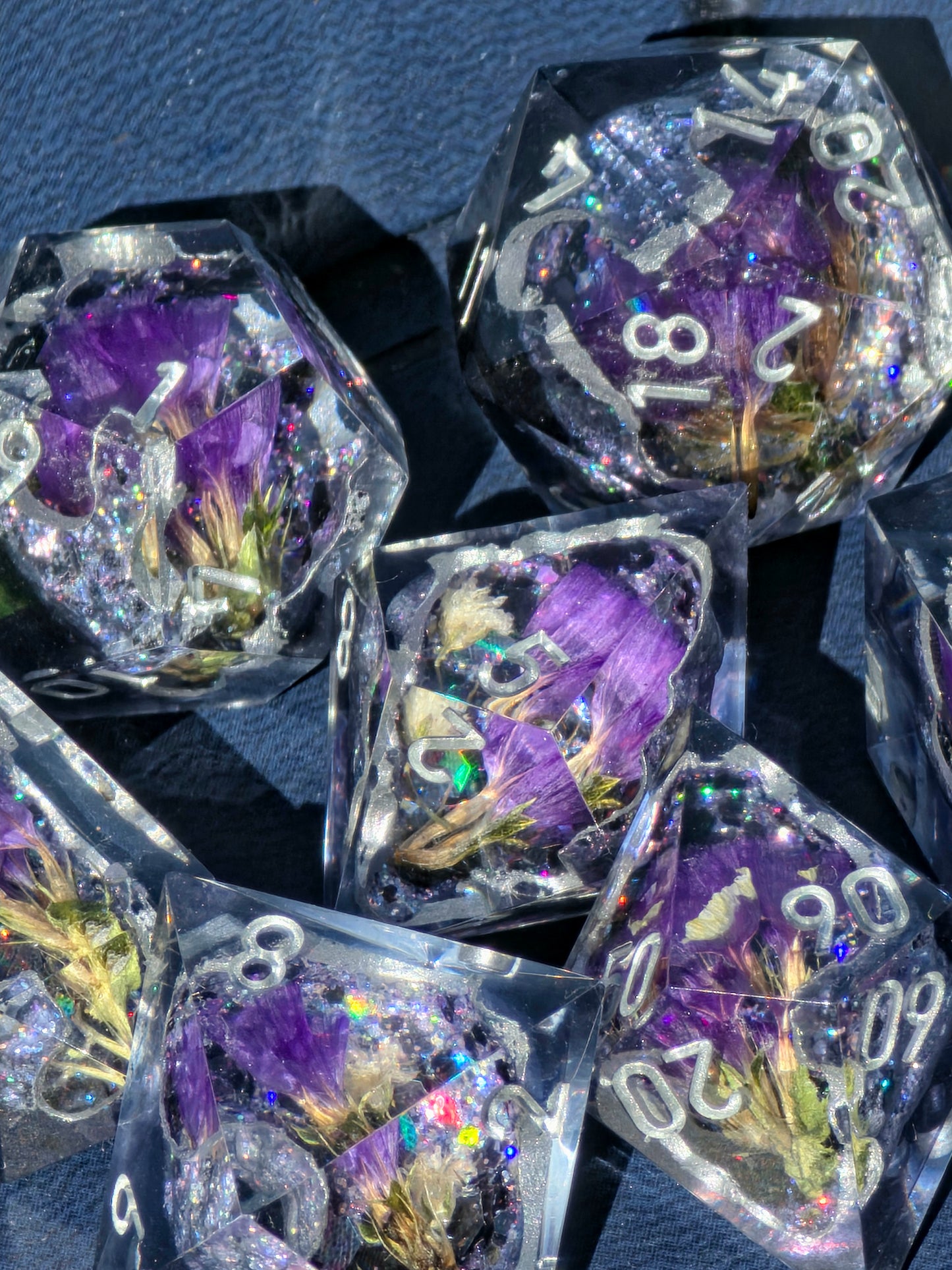 Midnight Amethyst Geode Flower Dice Set – Schwarze Kristallgeode mit violetten Blüten, Handgemachte Sharp Edge Resin Würfel, DnD Fantasy Dice
