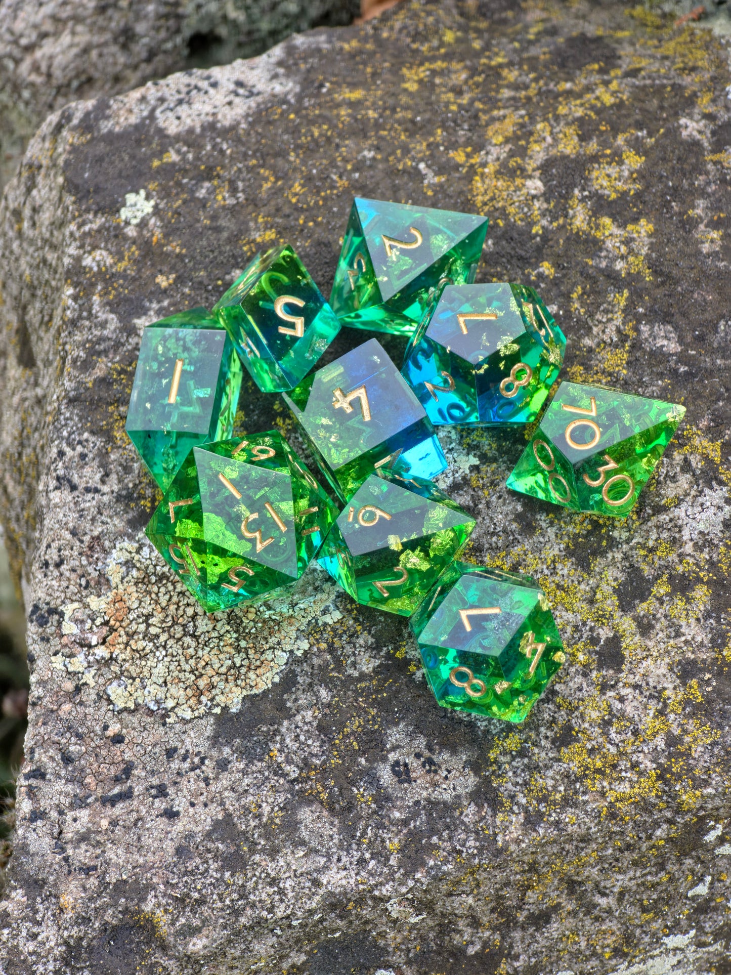Handgemachtes Polyedrisches Würfelset „Emerald Tide“ – Grün Blau Resin Dice mit Goldflakes | DnD Dice Set | TTRPG | Pen and Paper | Transparent Magic Dice