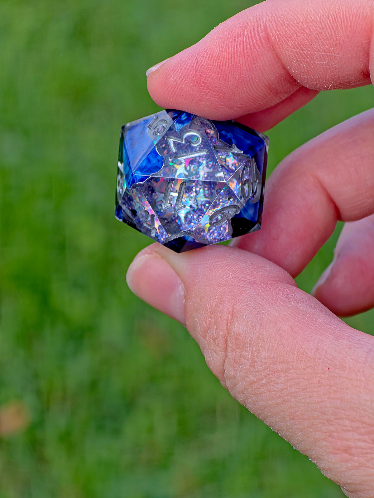 Celestial Sapphire – Shattered Starlight Blue Galaxy Geode Würfelset – 7-teiliges DnD Dice Set | Funkelnde Kristall Würfel in Dunkelblau & Silber | Handmade Resin Dice