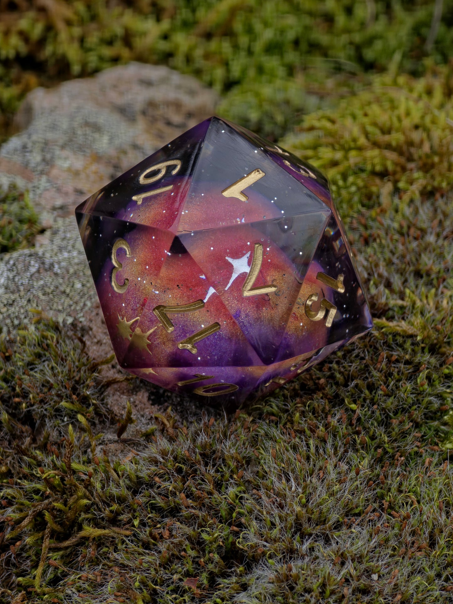 Planet Meteorite Galaxy D20 Würfel 35mm – Handgemachter Polyedrischer Resinwürfel mit goldenen Zahlen & Sternen | DnD Pen and Paper | Einzelwürfel
