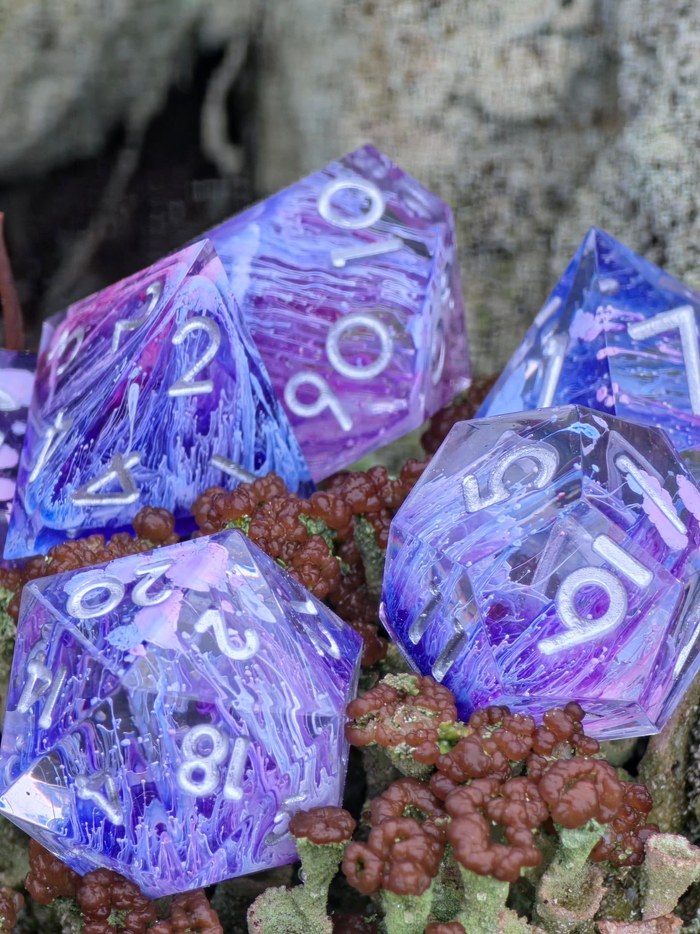 Nebula Bloom – Handgemachtes DnD Würfelset violett mit Petri Effekt und silbernen Zahlen | 7-teiliges Polyhedral Set | TTRPG Dice | Artisan Resin Dice