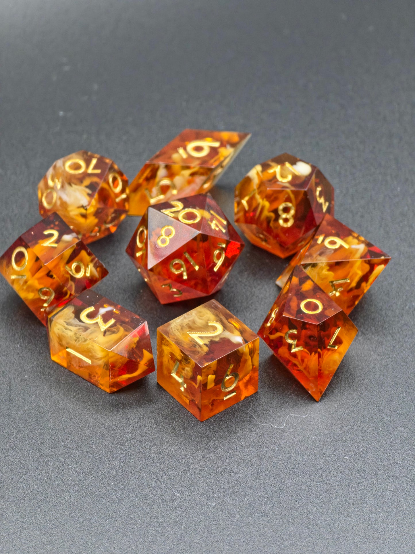 Caramel Ember Nebula – Polyedrisches Würfelset | Amber-Karamell Cloud Effekt | Handmade Resin DnD Dice Set mit goldenen Zahlen | TTRPG Würfel