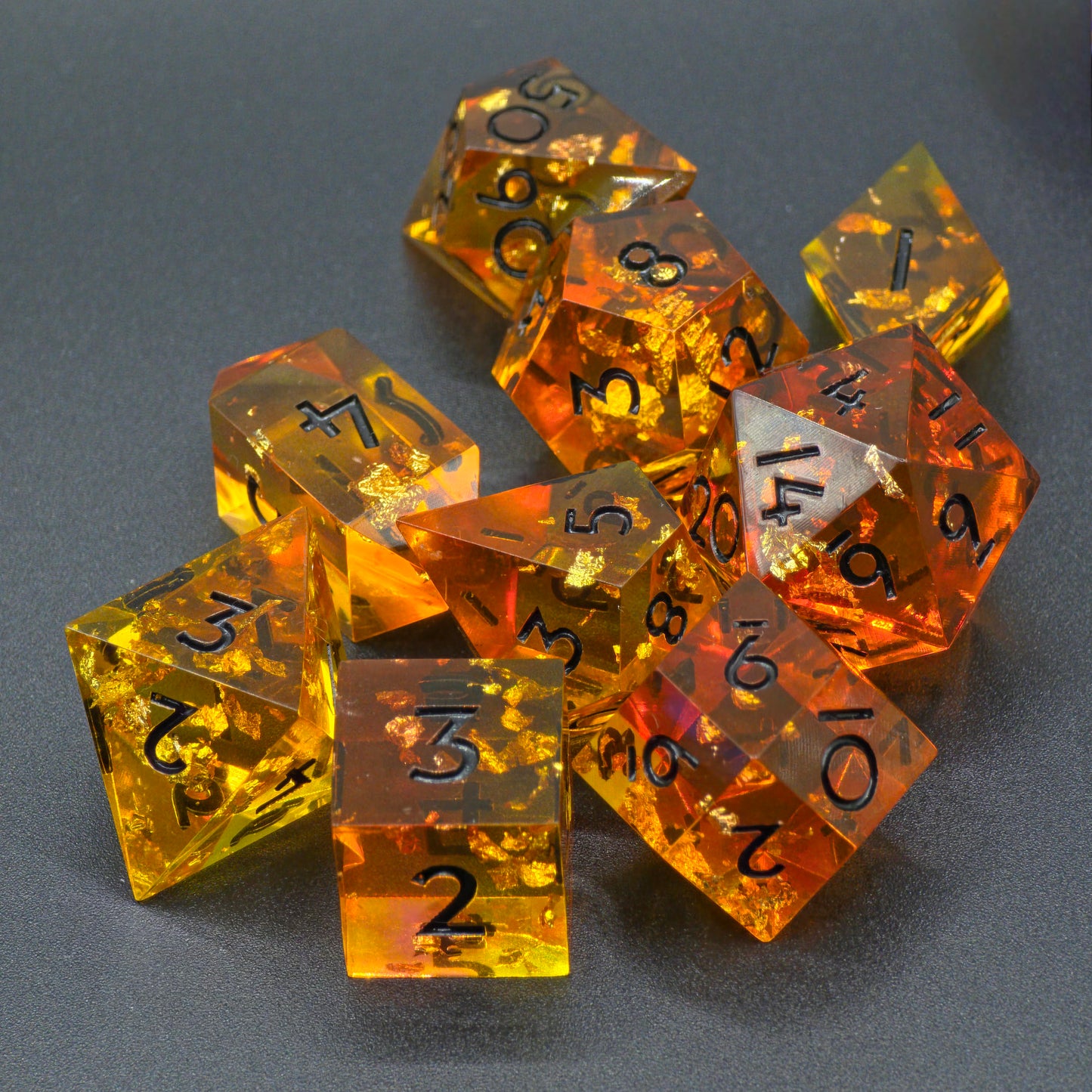Polyedrisches DnD-Würfelset 9 Stück – Amber Bernstein Dice Set | Handgemachte Resin Würfel in Gold Orange Transparent | Kristall & Raute