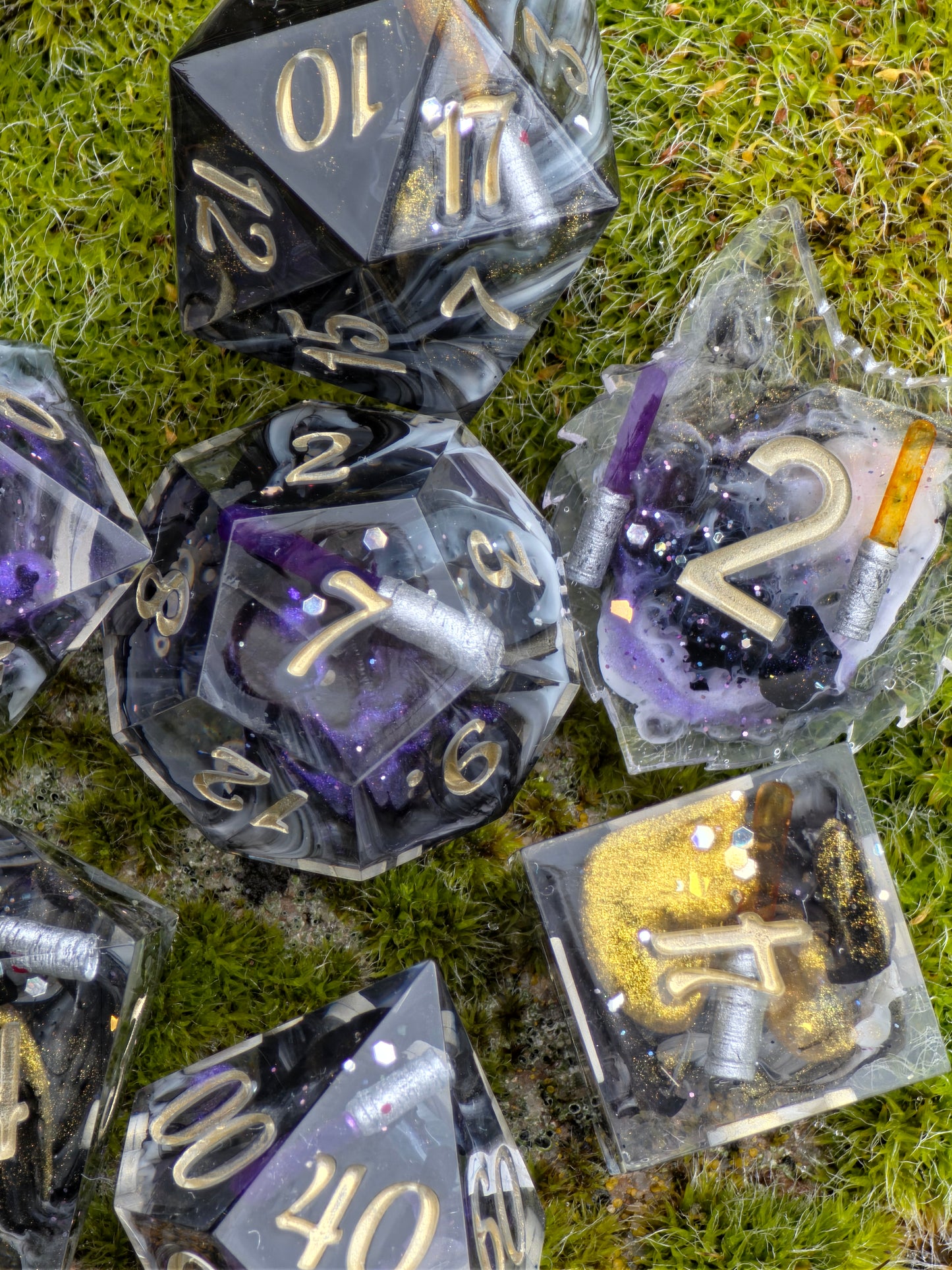 Polyedrisches Würfelset „Void Sabers“ – Handgemachte Resinwürfel mit Lichtklingen & Nebeleffekt | 8-teiliges DnD TTRPG Set