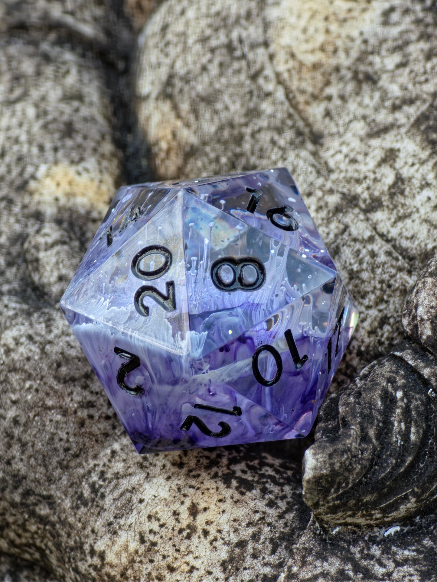Einzelner Polyedrischer D20 – Petri Effekt Lila Weiß Transparent | Handgemachter Resinwürfel Standardgröße | DnD Dice Pen and Paper TTRPG Fantasy Würfel