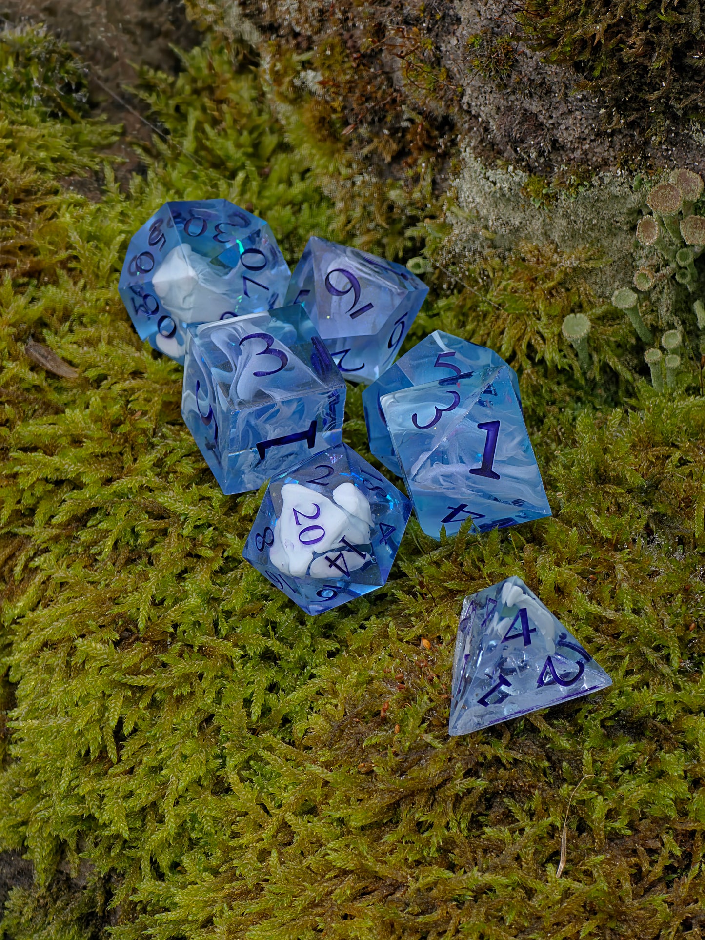 Handgemachtes DnD Würfelset 7 Stück – Polyedrische Resin Dice – Himmel im Hand, Wolken Design – Für Dungeons and Dragons, TTRPG & Sammler