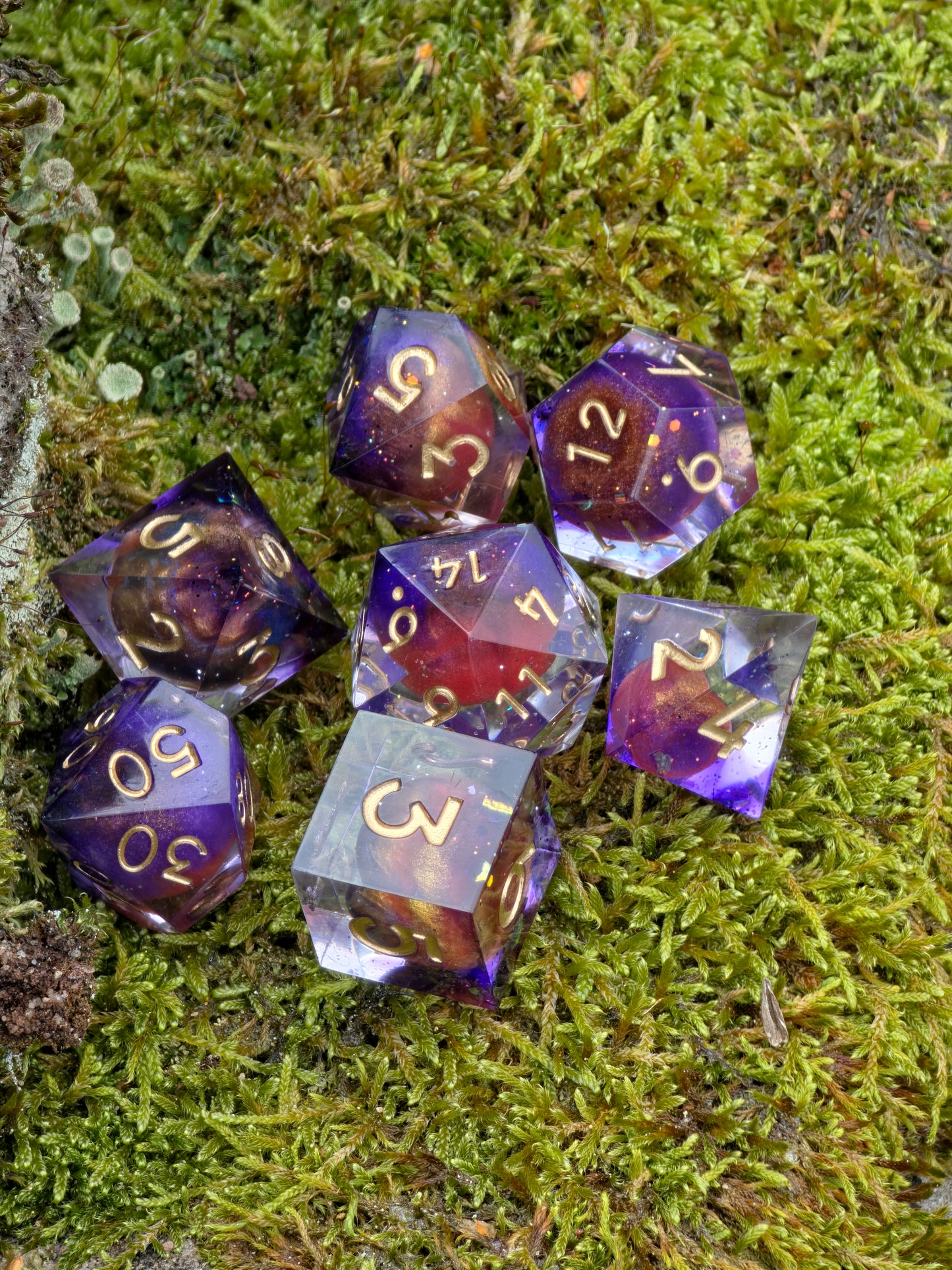 Polyedrischer Planeten Kosmos DnD Würfelset 7 Stück – Handgemachte Resin Dice mit Universum-Effekt & goldenen Zahlen | Galaxy Fantasy Würfel