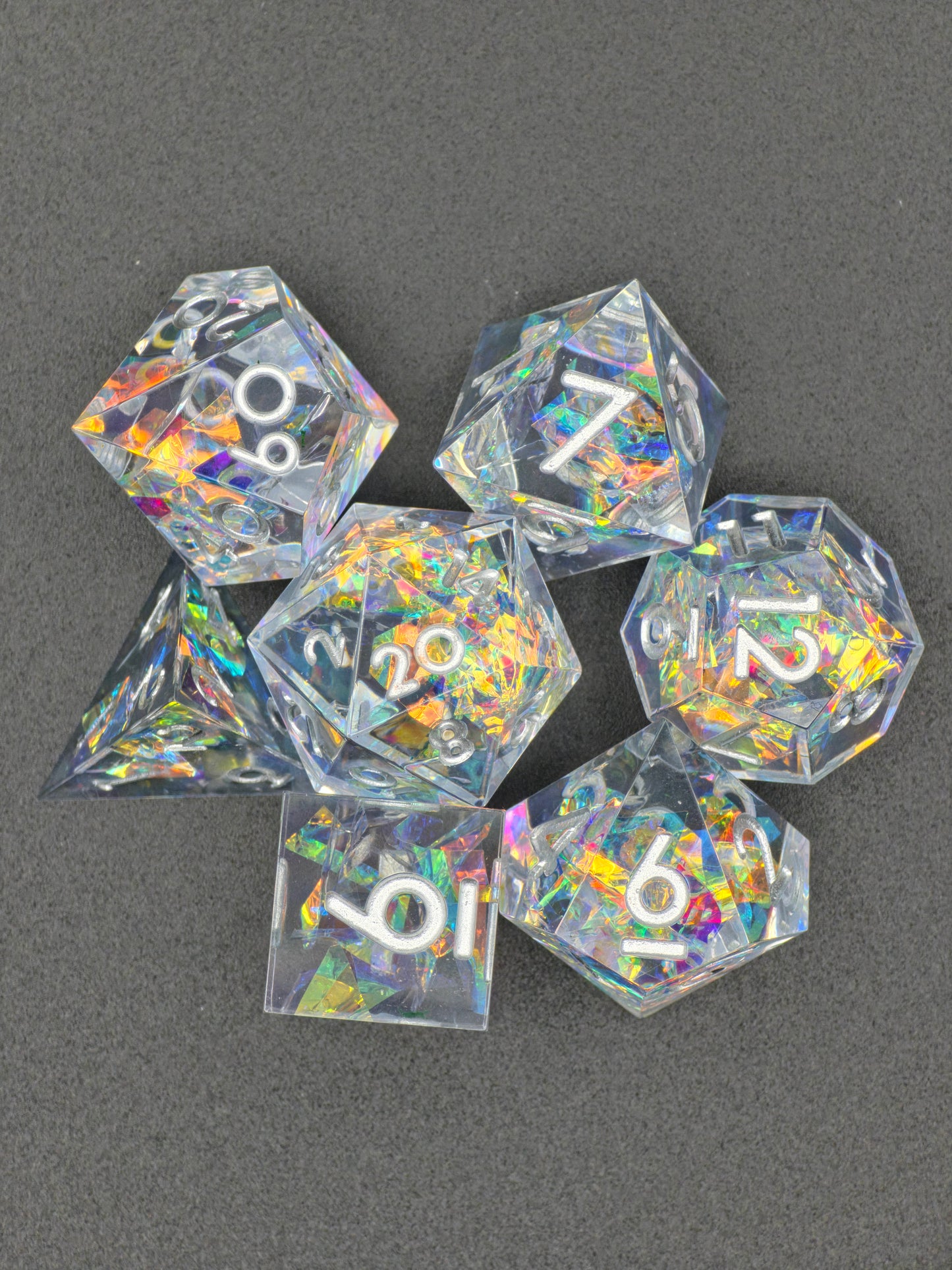 Aether Shards – Holografisches Crystal Dice Set | Klar Resin DnD Würfel mit Silberzahlen | Prismatic TTRPG Würfel | Handmade