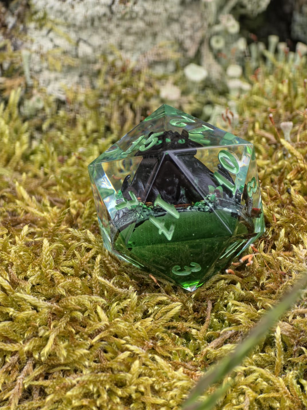 Nachtschatten D20 35mm – Handgemachter Resin Dragon Dice inspiriert von Ohnezahn aus How to Train Your Dragon, Schwarzer Drache Fantasy Würfel
