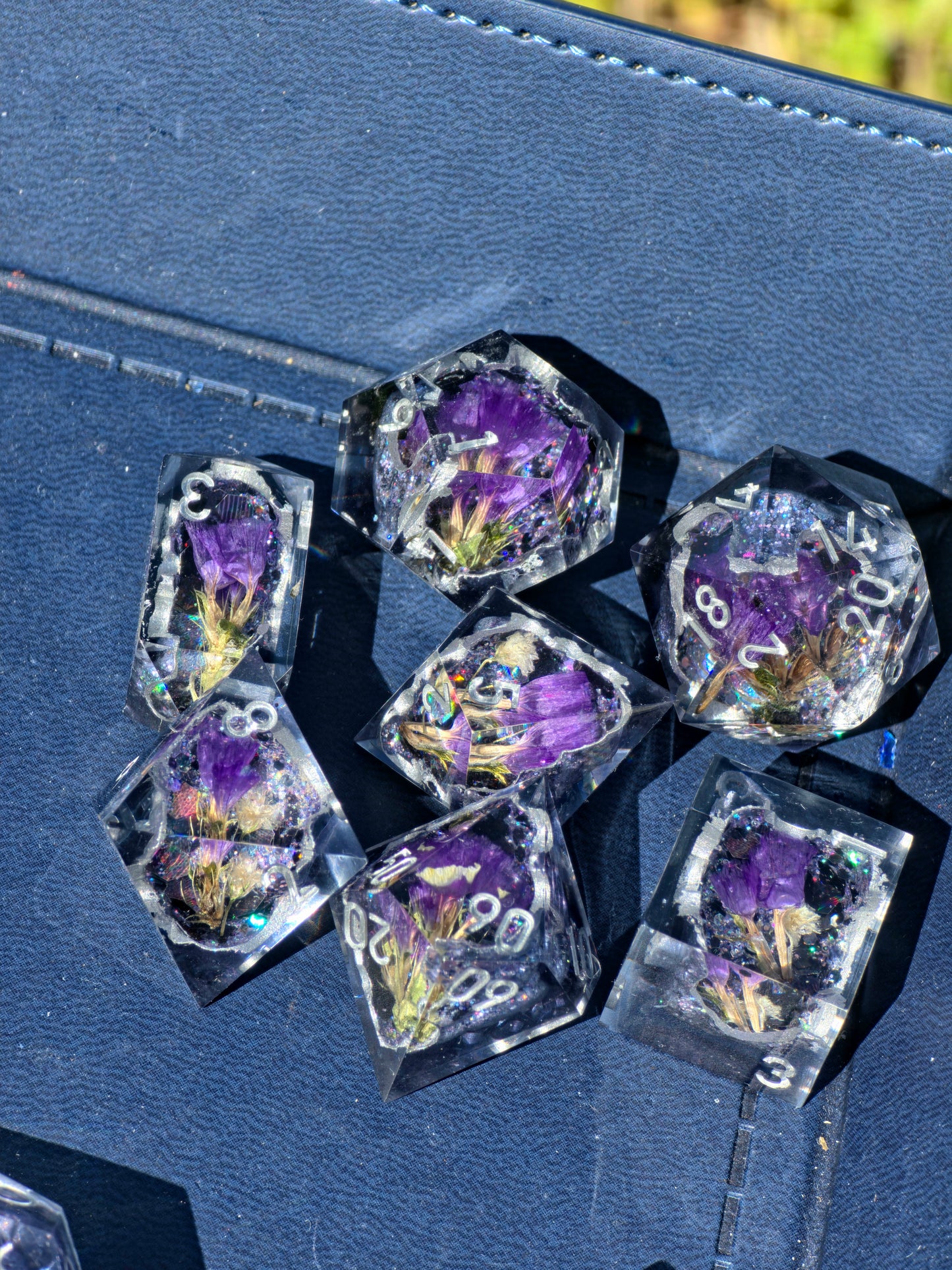 Midnight Amethyst Geode Flower Dice Set – Schwarze Kristallgeode mit violetten Blüten, Handgemachte Sharp Edge Resin Würfel, DnD Fantasy Dice