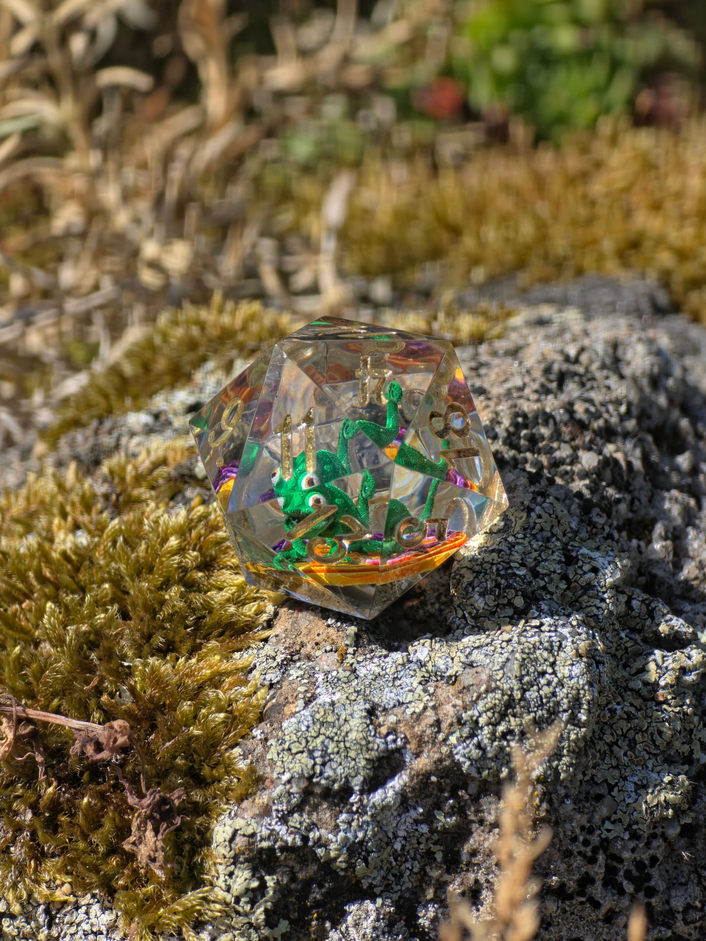 Pascal's Secret Garden D20 Dice – Tangled Inspired Resin D20 mit Pascal Chamäleon | Handgemachter Sharp Edge Würfel für DnD & RPG