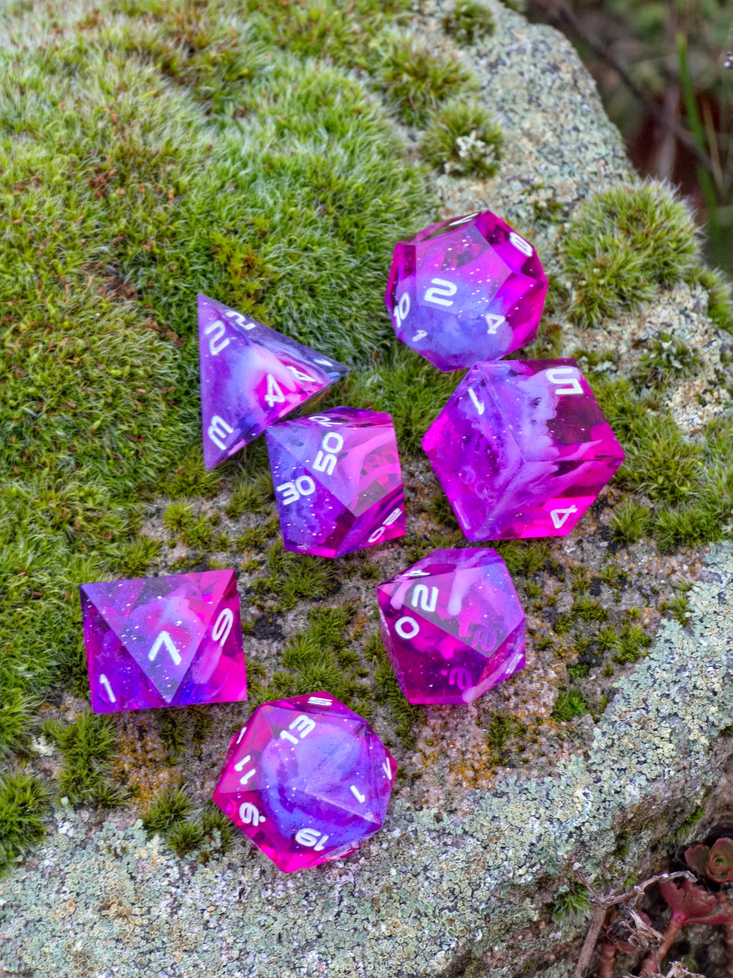 Polyedrisches Würfelset „Starflare Cloud Galaxy“ – Handgemachte Resinwürfel pink-violett mit Galaxy & Cloud Nebula Effekt | DnD Dice Set TTRPG