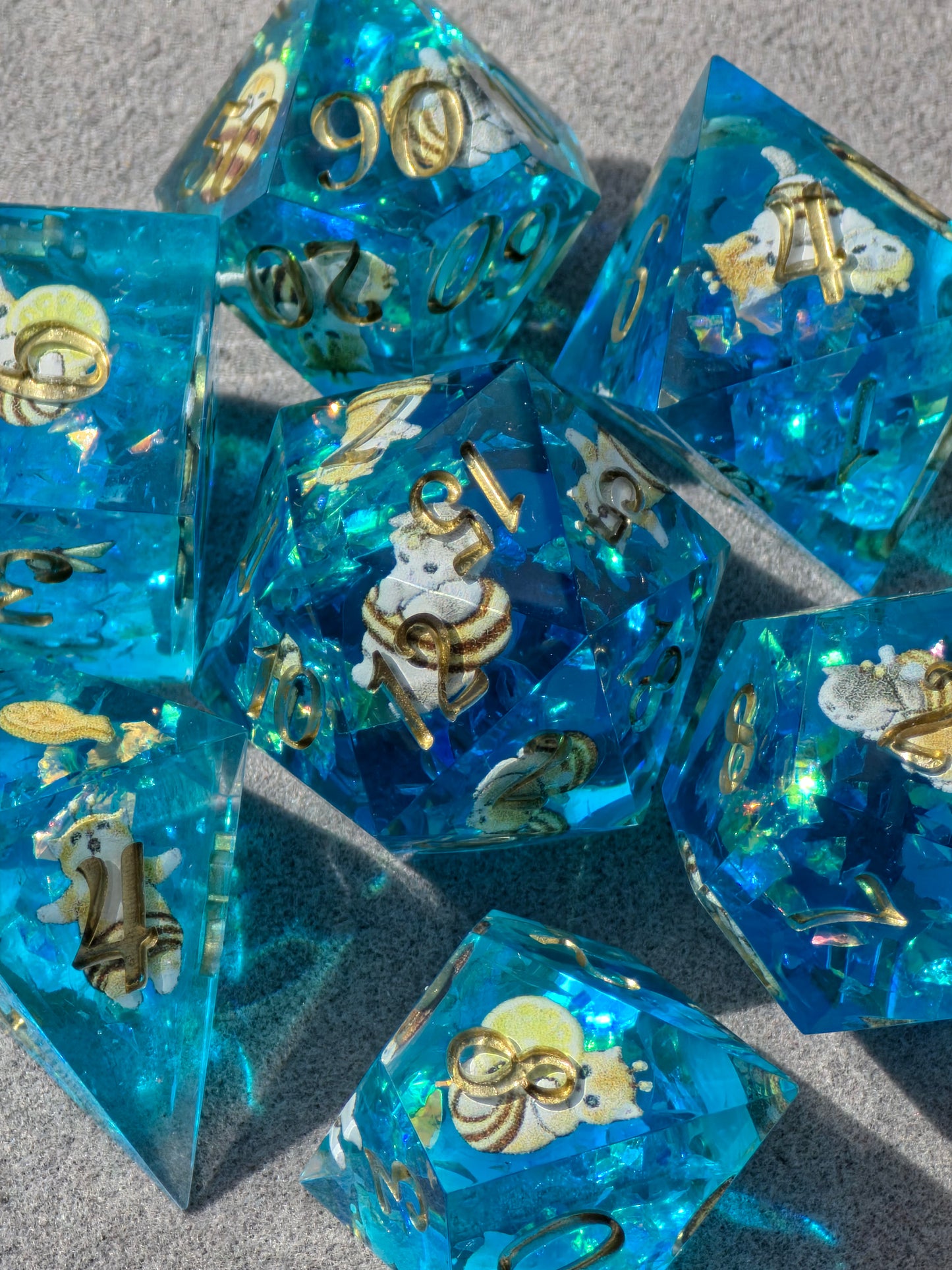 Bee Cat Dice Set – Süße Resin DnD Würfel mit Katzen & Bienen, 7er TTRPG Dice Set, Cute Handmade Dice, Fantasy Dice Set