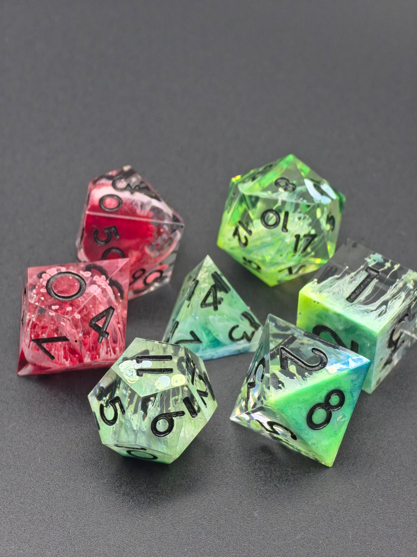 Würfelset „Alchemisches Erwachen“ – Handgemachtes Petri Dice Set mit Säuregrünem D20 & Blutroten Akzenten | DnD TTRPG Würfel