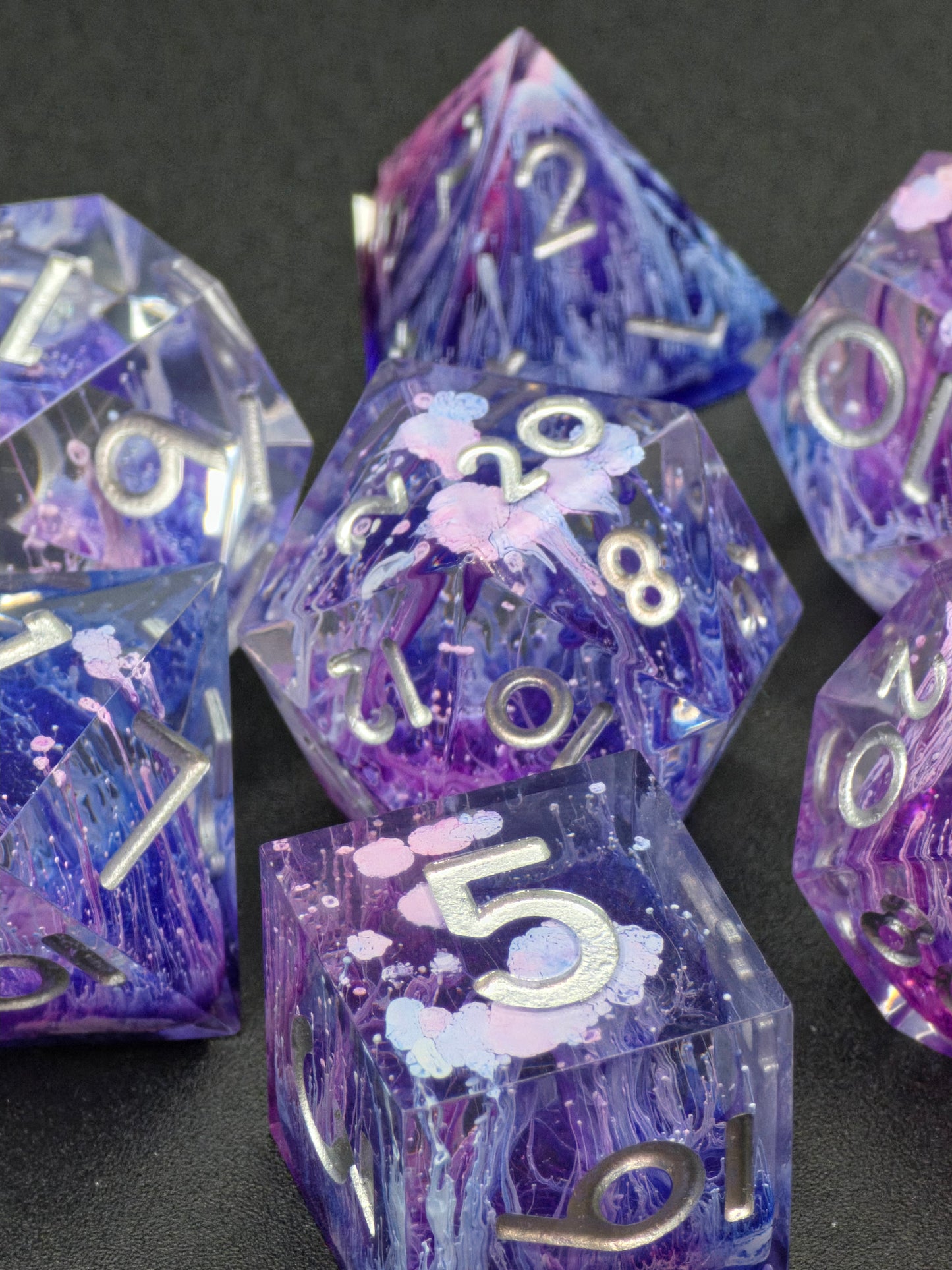 Nebula Bloom – Handgemachtes DnD Würfelset violett mit Petri Effekt und silbernen Zahlen | 7-teiliges Polyhedral Set | TTRPG Dice | Artisan Resin Dice