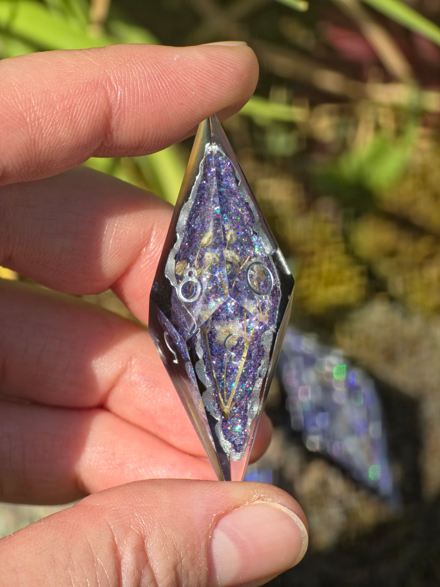 Moonflower Sanctuary Custom Geode Effect Elongated Dice Set mit weißen Blüten – Handgemachte Sharp Edge Resin Würfel mit Kristallkern für DnD (Anne)