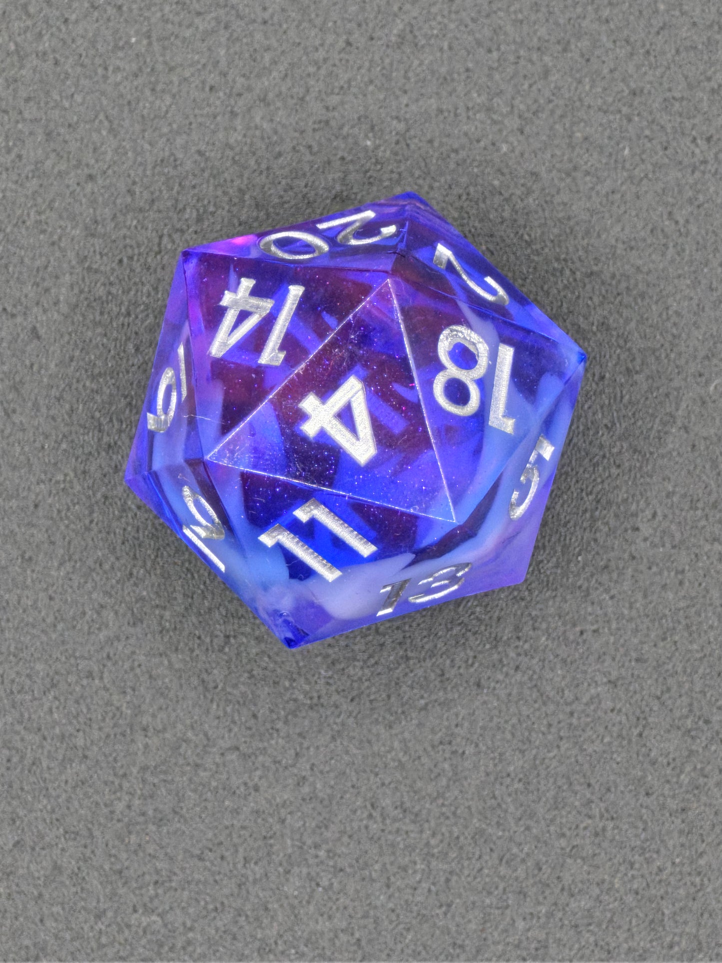 Einzelner Polyedrischer D20 – Cloud Effekt Pink Blau Transparent | Handgemachter Resinwürfel Standardgröße | DnD Dice Pen and Paper TTRPG Fantasy Würfel