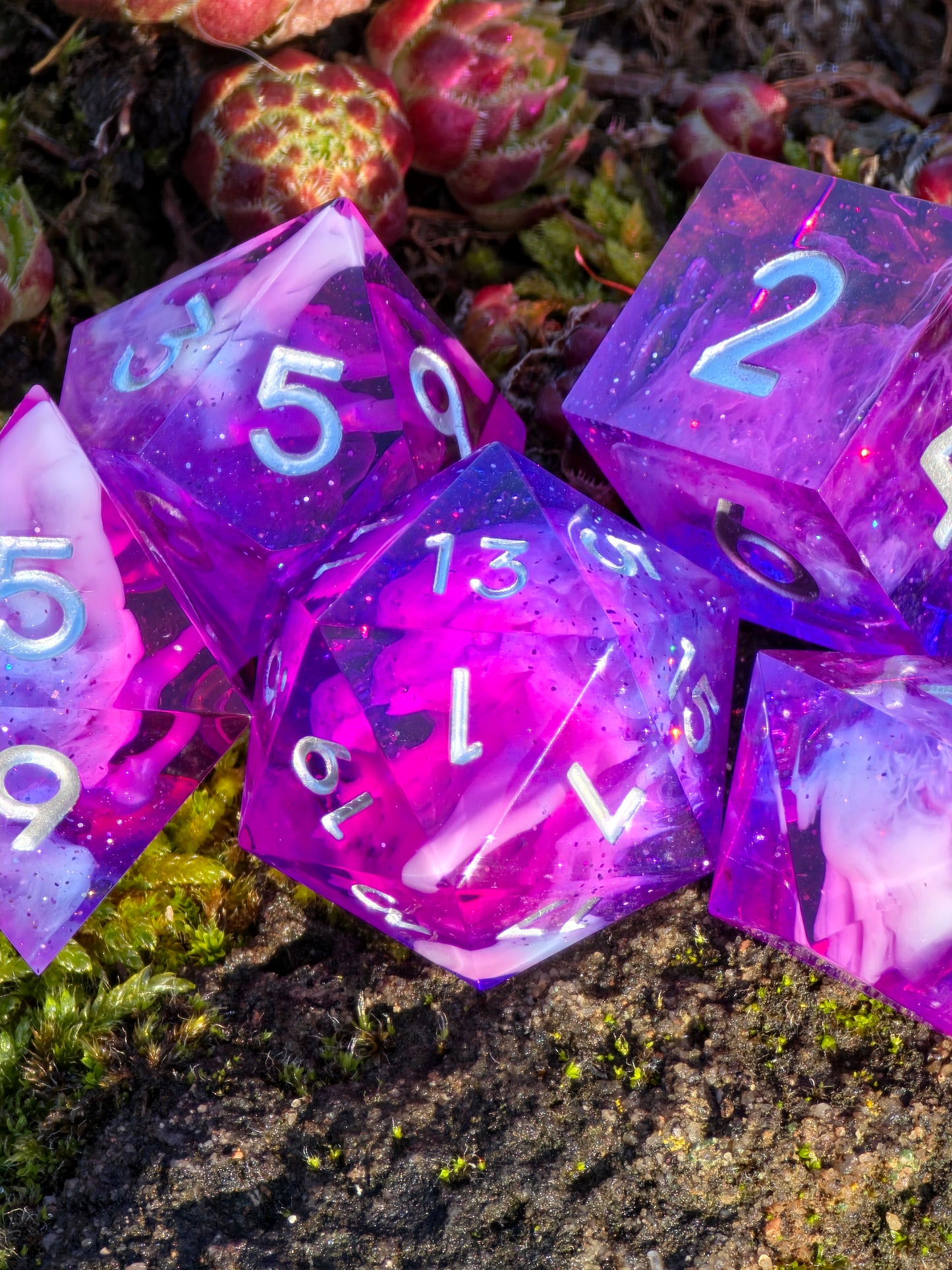 Astral Bloom Nebula – Polyedrisches Würfelset | Pink-Violett Galaxy & Cloud Effekt | Handmade Resin DnD Dice Set mit silbernen Zahlen | TTRPG Würfel
