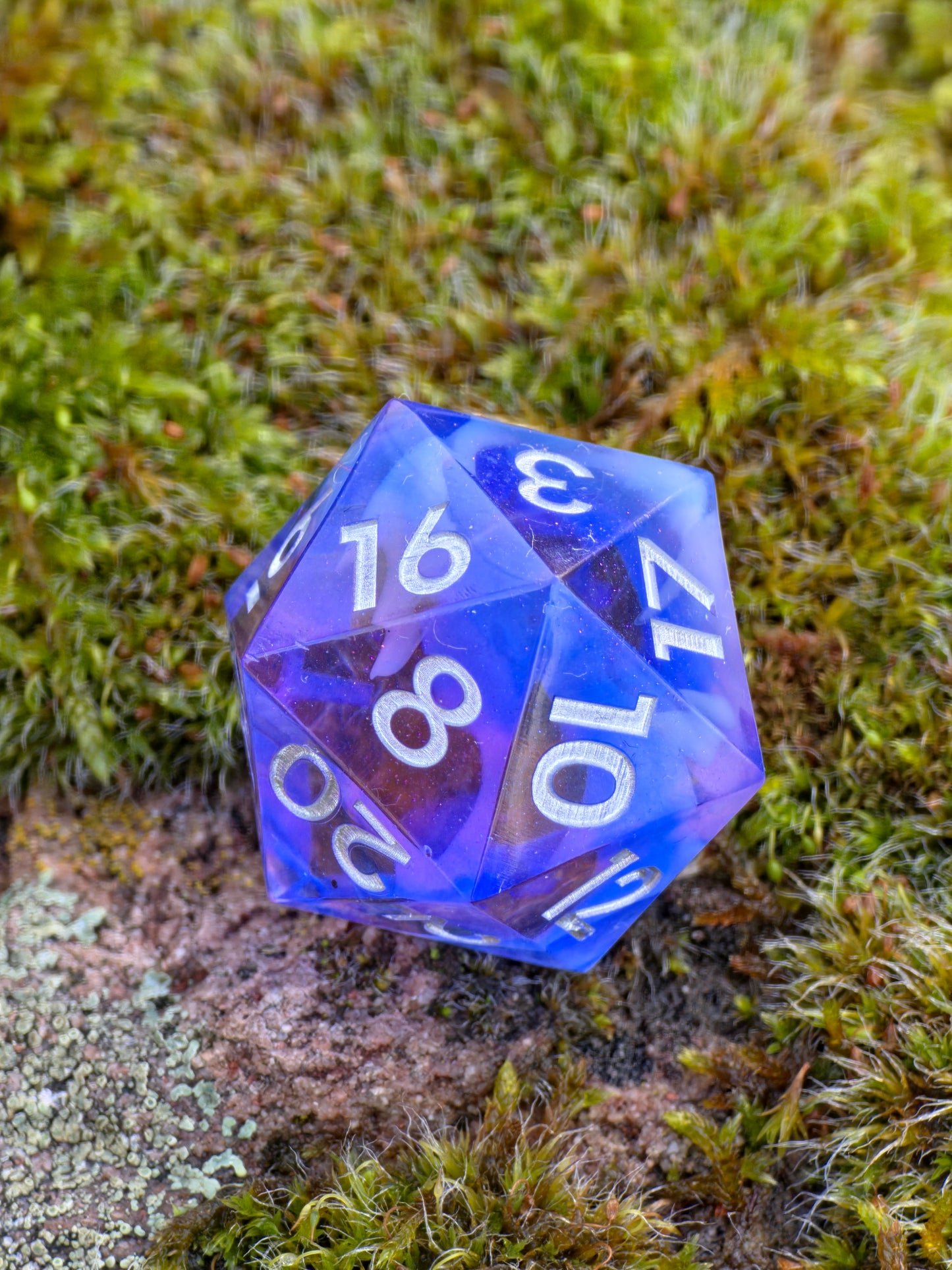 Einzelner Polyedrischer D20 – Cloud Effekt Pink Blau Transparent | Handgemachter Resinwürfel Standardgröße | DnD Dice Pen and Paper TTRPG Fantasy Würfel