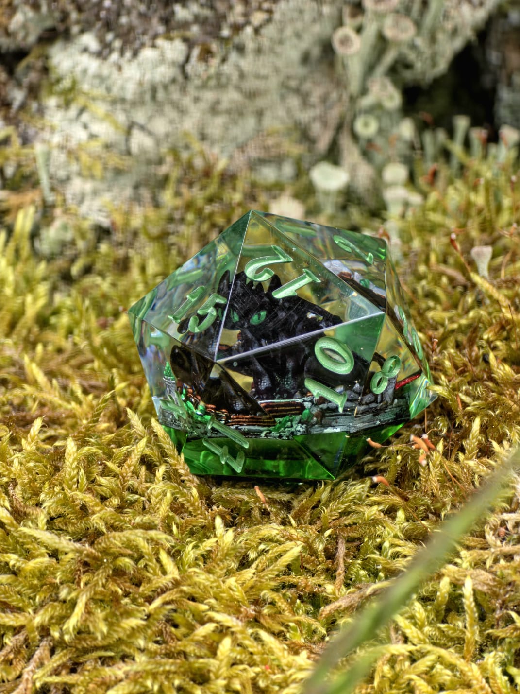 Nachtschatten D20 35mm – Handgemachter Resin Dragon Dice inspiriert von Ohnezahn aus How to Train Your Dragon, Schwarzer Drache Fantasy Würfel