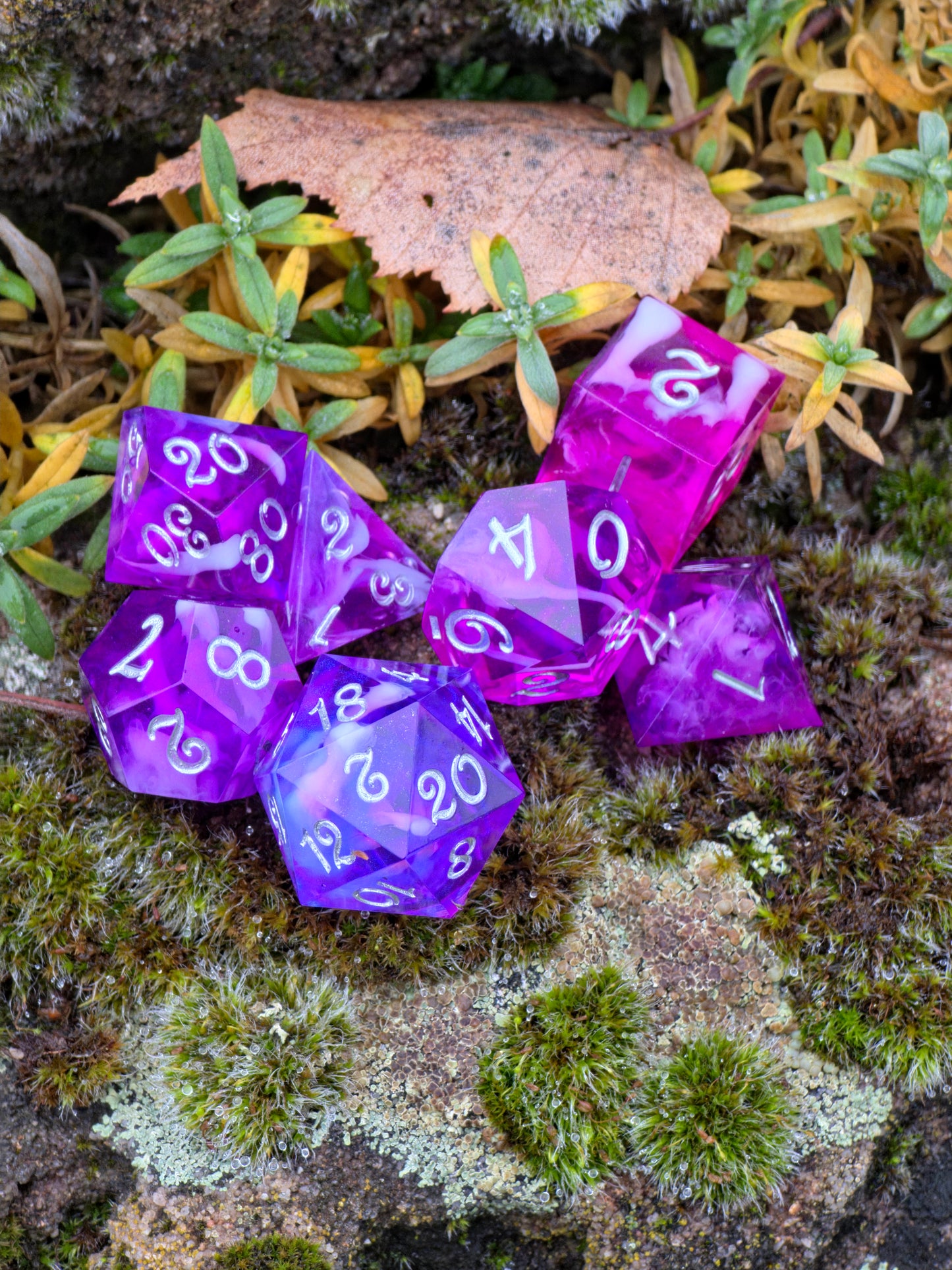 Violet Veil – Handgemachtes Polyedrisches Würfelset aus Resin | Lila Nebula & Cloud Effekt | Fantasy DnD Dice Set TTRPG
