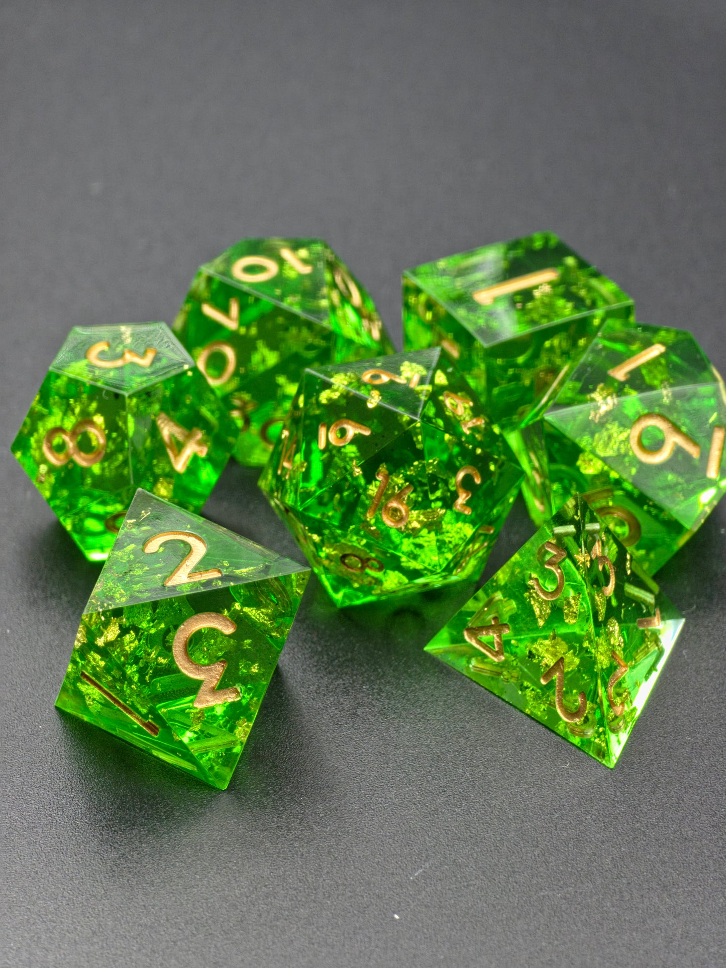 Polyedrisches Würfelset „Emerald Treasure“ – Handgemachte Resinwürfel in Smaragdgrün mit Goldflocken | DnD Dice Set Pen and Paper TTRPG | Edelstein Würfel mit Spiegelglanz