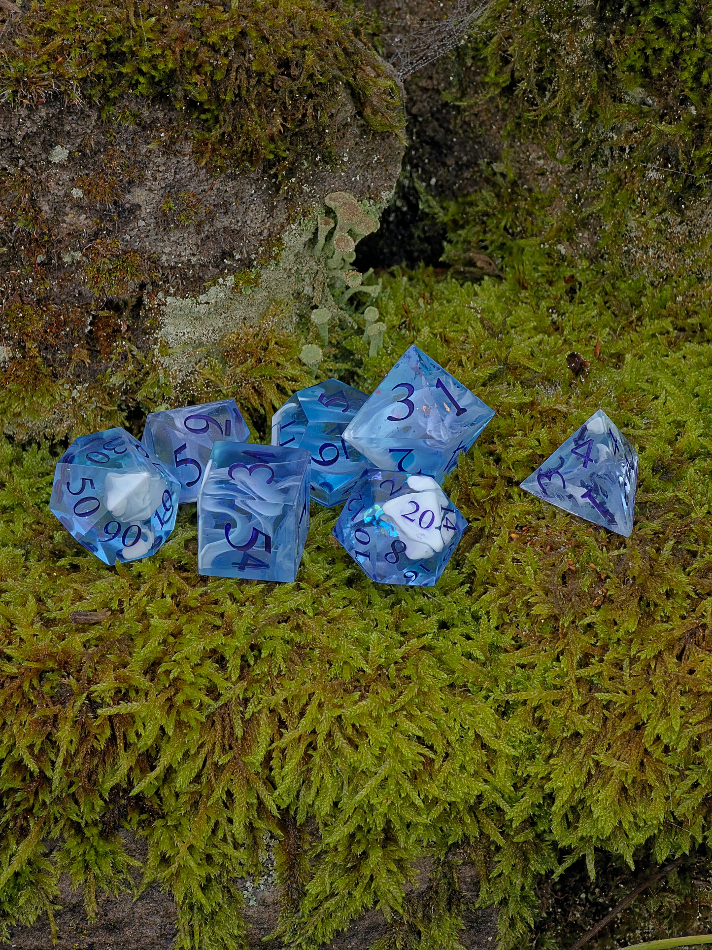 Handgemachtes DnD Würfelset 7 Stück – Polyedrische Resin Dice – Himmel im Hand, Wolken Design – Für Dungeons and Dragons, TTRPG & Sammler