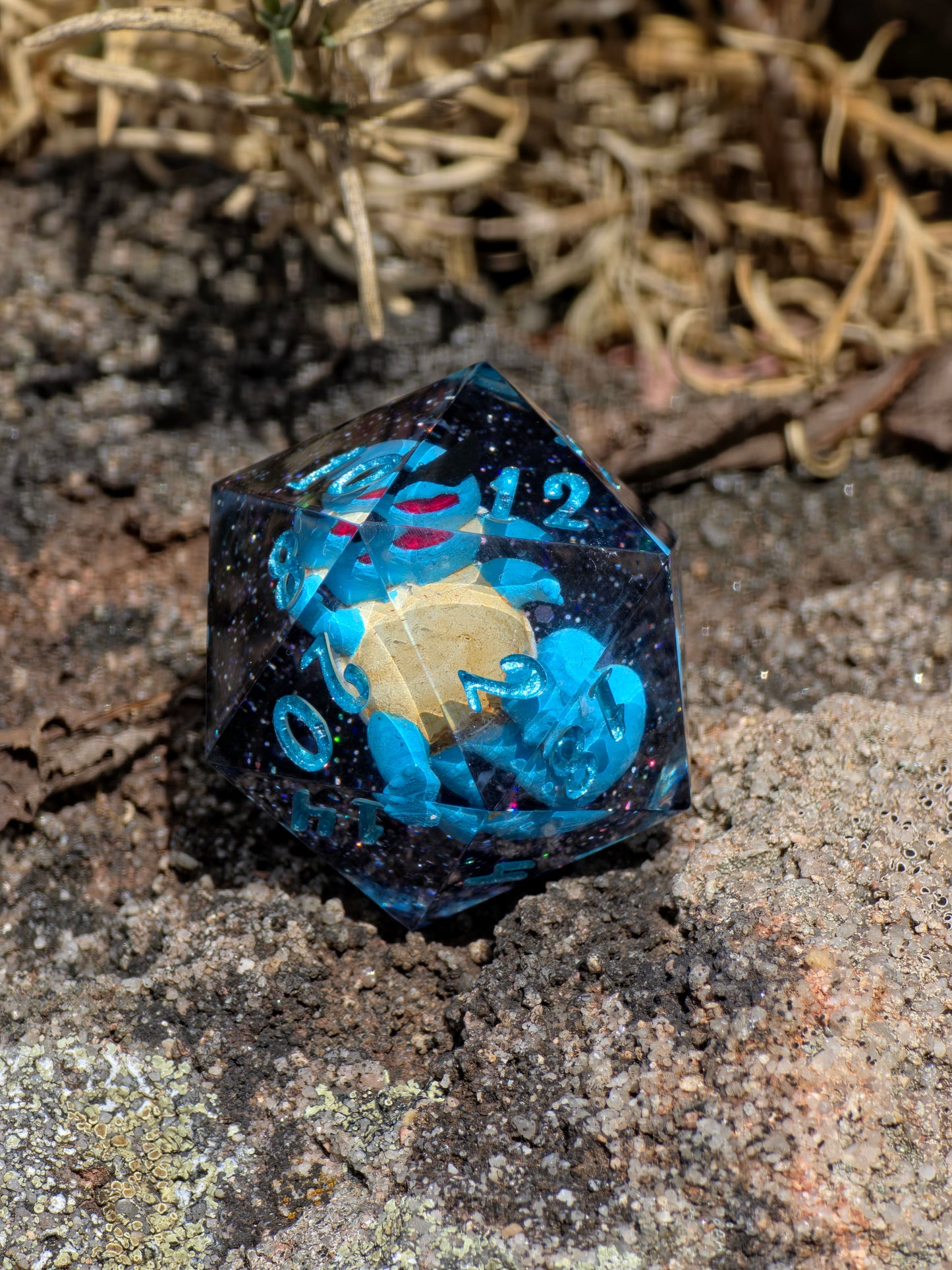 🌟Shiggy – Galactic Vacation D20 35 mm – Pokémon-inspirierter Galaxy Resin Würfel mit Sonnenbrille | Handgefertigter Chonk DnD Würfel