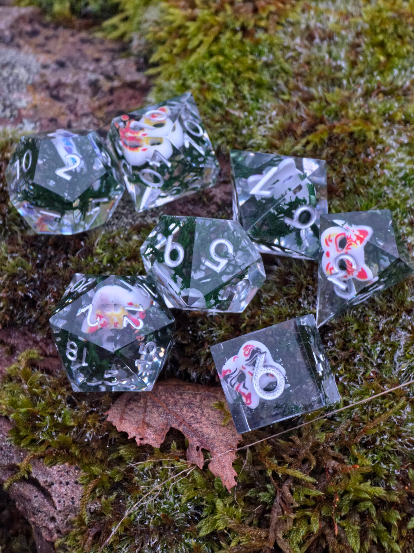 Oni Curse Dice – Japanische Dämonen Masken Würfelset | Klar Resin DnD Dice Set mit weißen Zahlen | Handmade TTRPG Würfel