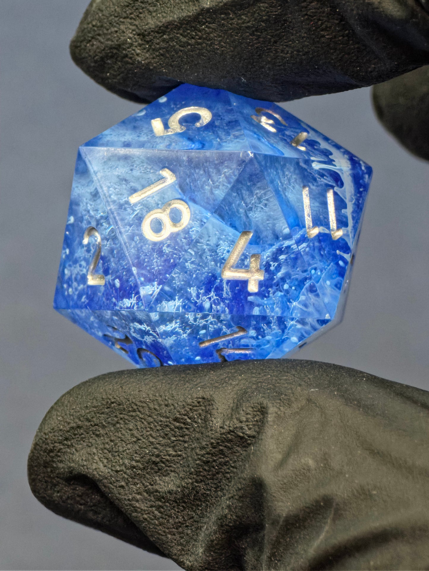 Polyedrischer Einzelner D20 „Stormsealed Core“ – Handgemachter Resinwürfel blau-weiß mit gefrorenem Sturm Effekt | Standardgröße | DnD Dice