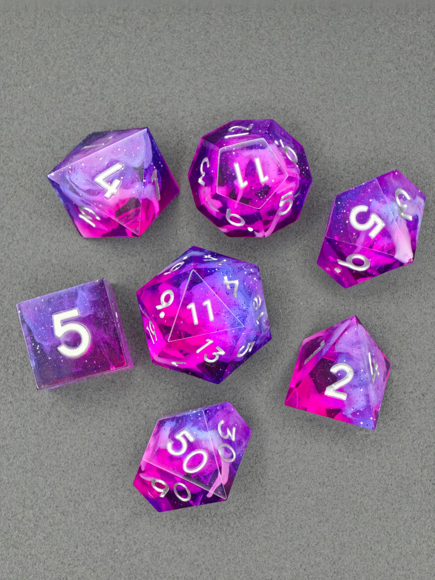 Astral Bloom Nebula – Polyedrisches Würfelset | Pink-Violett Galaxy & Cloud Effekt | Handmade Resin DnD Dice Set mit silbernen Zahlen | TTRPG Würfel