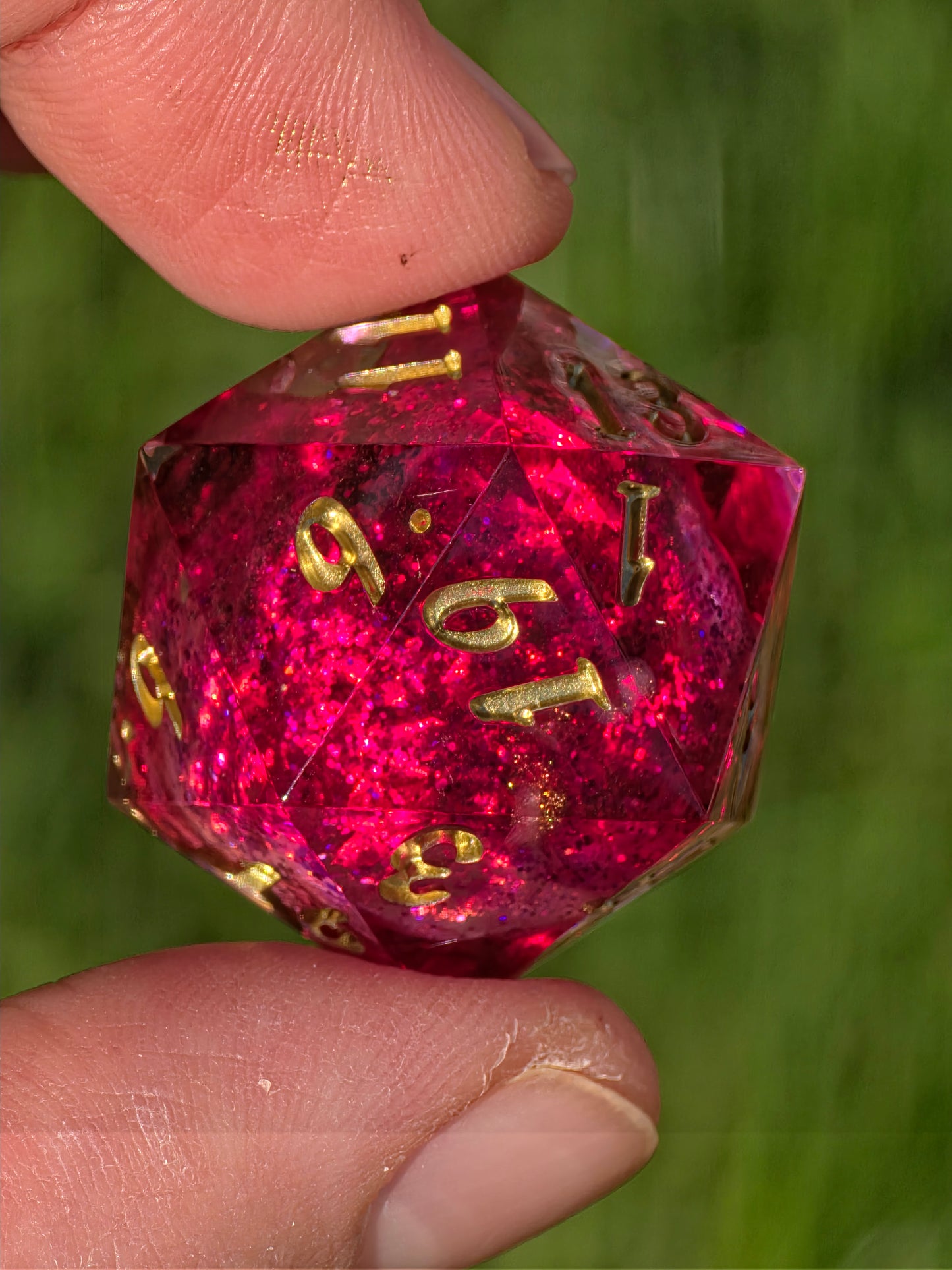 Crimson Geode D20 – Magischer Handgemachter Resin Würfel mit Kristallkern, Pink Gold Fantasy Dice, Premium DnD Einzelstück