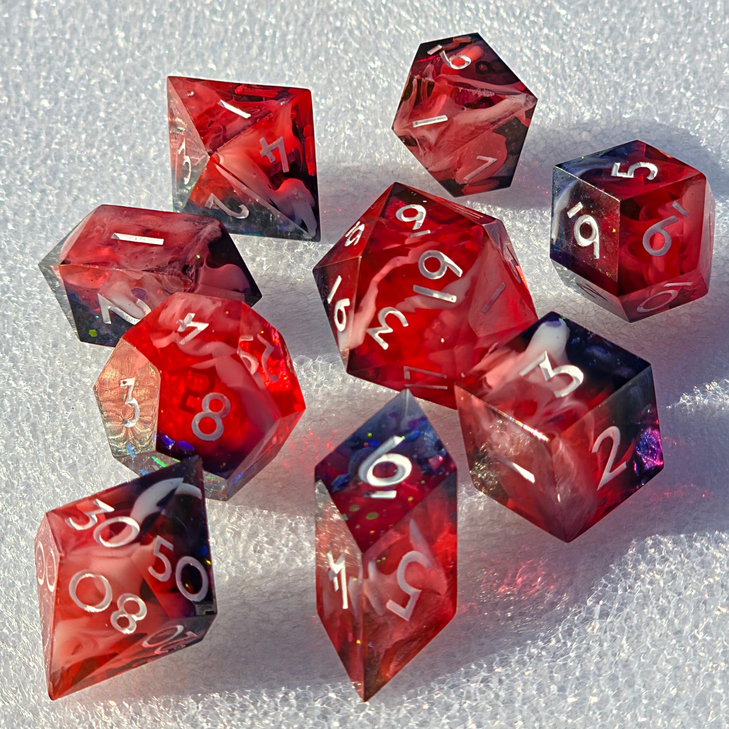 Polyedrische Blood & Mist Dice – inspiriert von Astarion aus Baldur’s Gate 3 Handmade DnD Dice Set 9 Stück – Blutrot, Weißer Nebel Schwarze Schatten