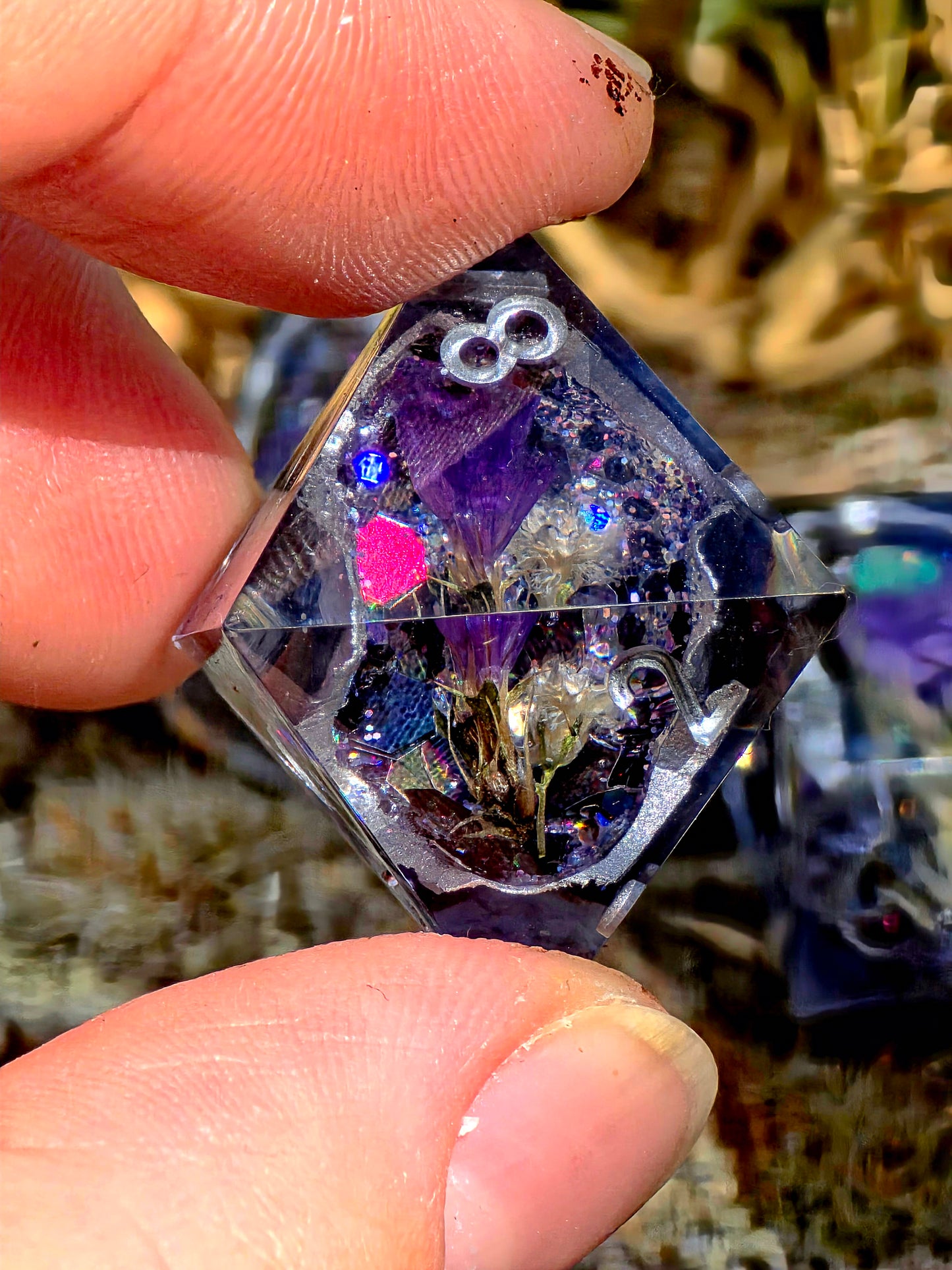 Midnight Amethyst Geode Flower Dice Set – Schwarze Kristallgeode mit violetten Blüten, Handgemachte Sharp Edge Resin Würfel, DnD Fantasy Dice