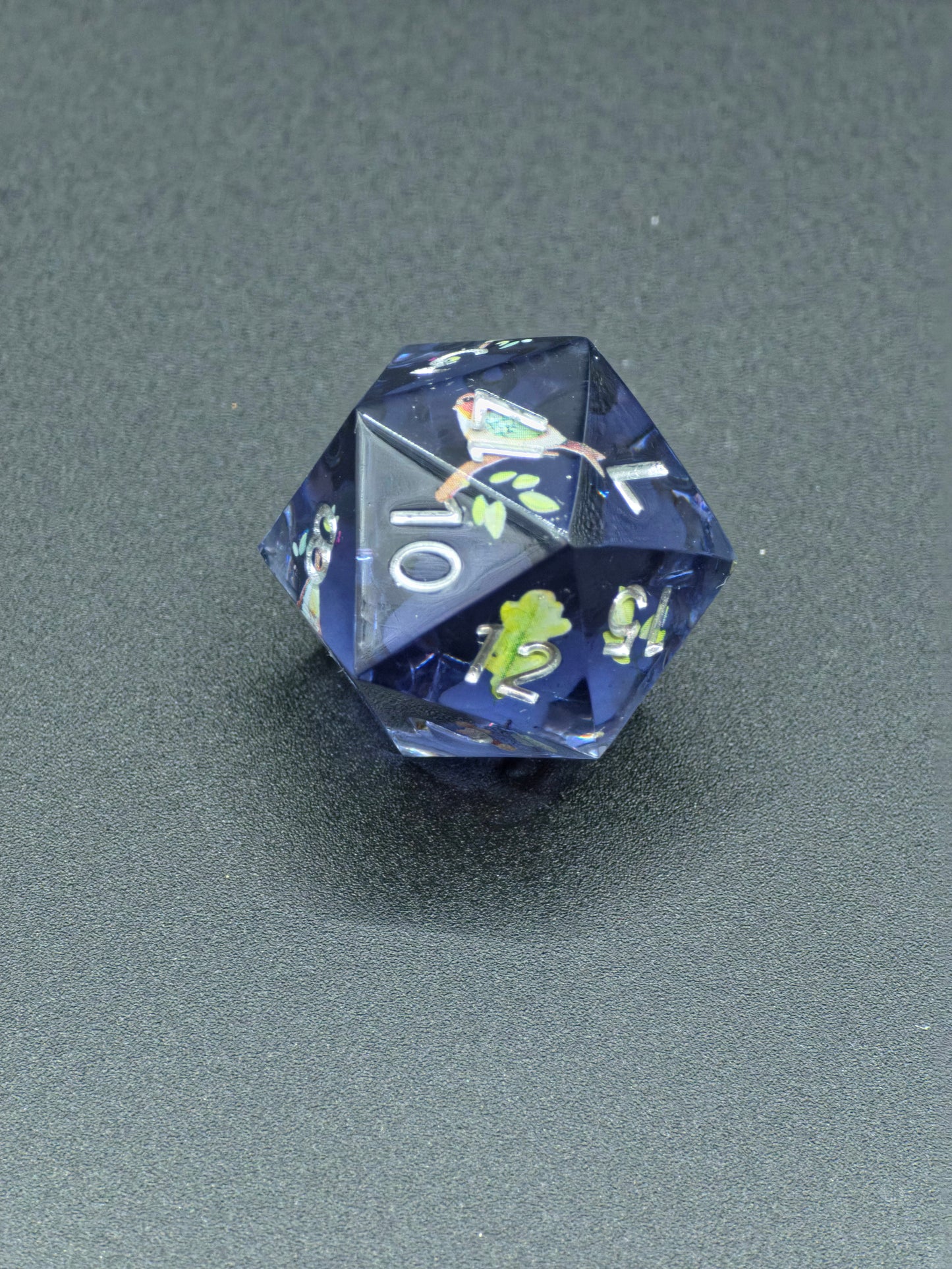 Polyedrischer Einzelner D20 „Spring Morning“ – Handgemachter Resinwürfel Standardgröße mit Hund, Vogelhaus & kleinen Vögeln | DnD Dice Pen and Paper | Kawaii Würfel
