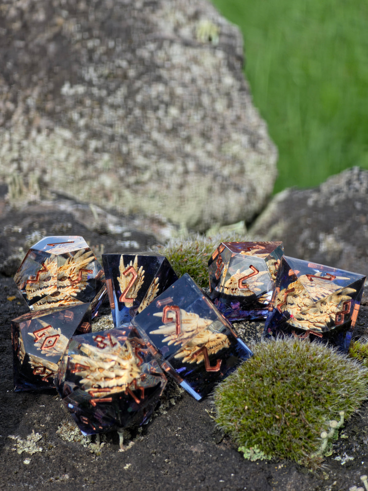 Dragon's Legacy – Ancient Skulls Drachen Schädel Würfelset – 7-teiliges DnD Resin Dice Set | Dragon Skull Dice mit Kupfer Zahlen | Handmade Fantasy Würfel