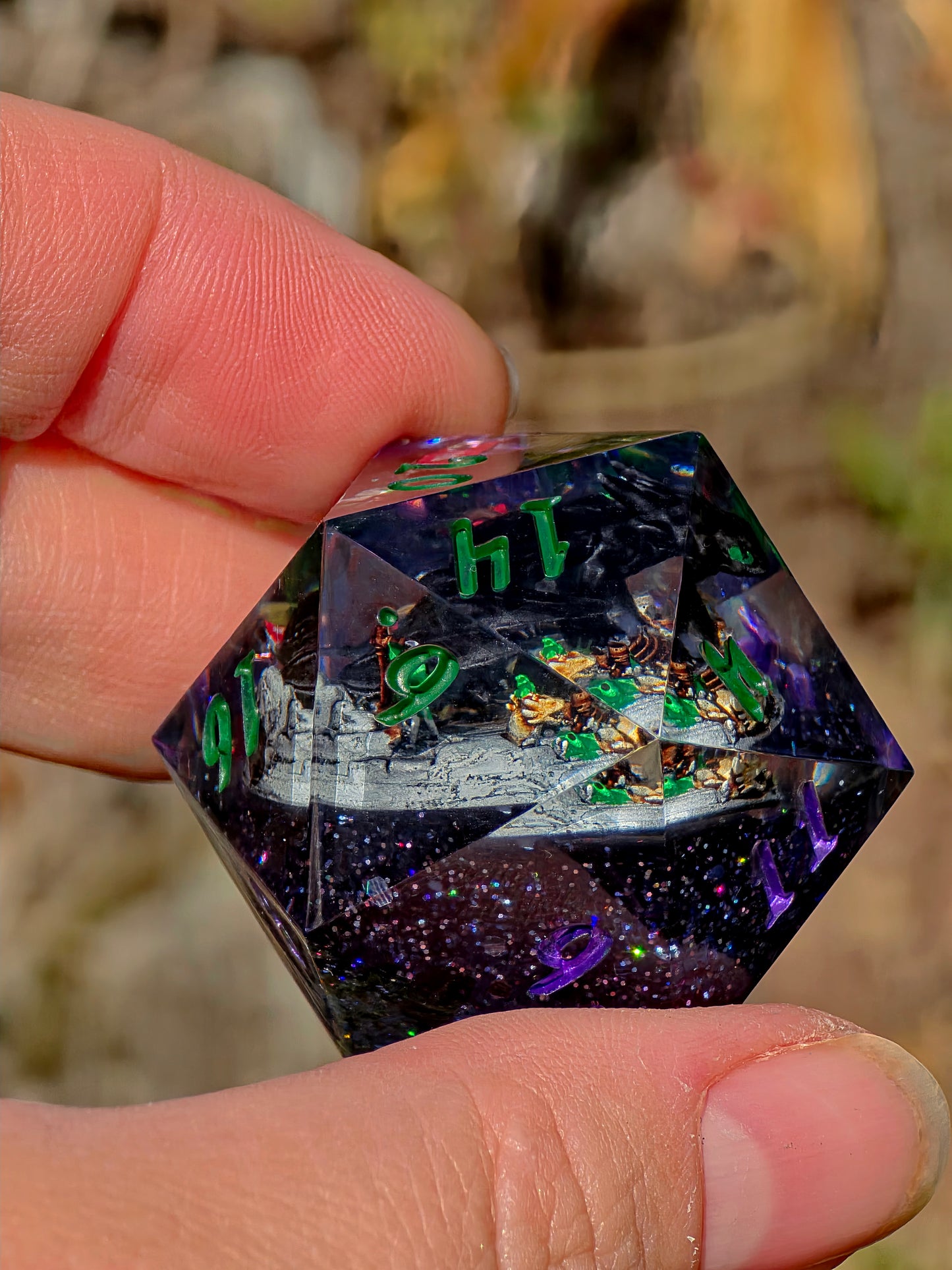 Night Fury – Celestial Eclipse Toothless D20 40 mm – How to Train Your Dragon inspirierter Resin Würfel | Galaxie-Design & Grün-Lila Metallic Zahlen