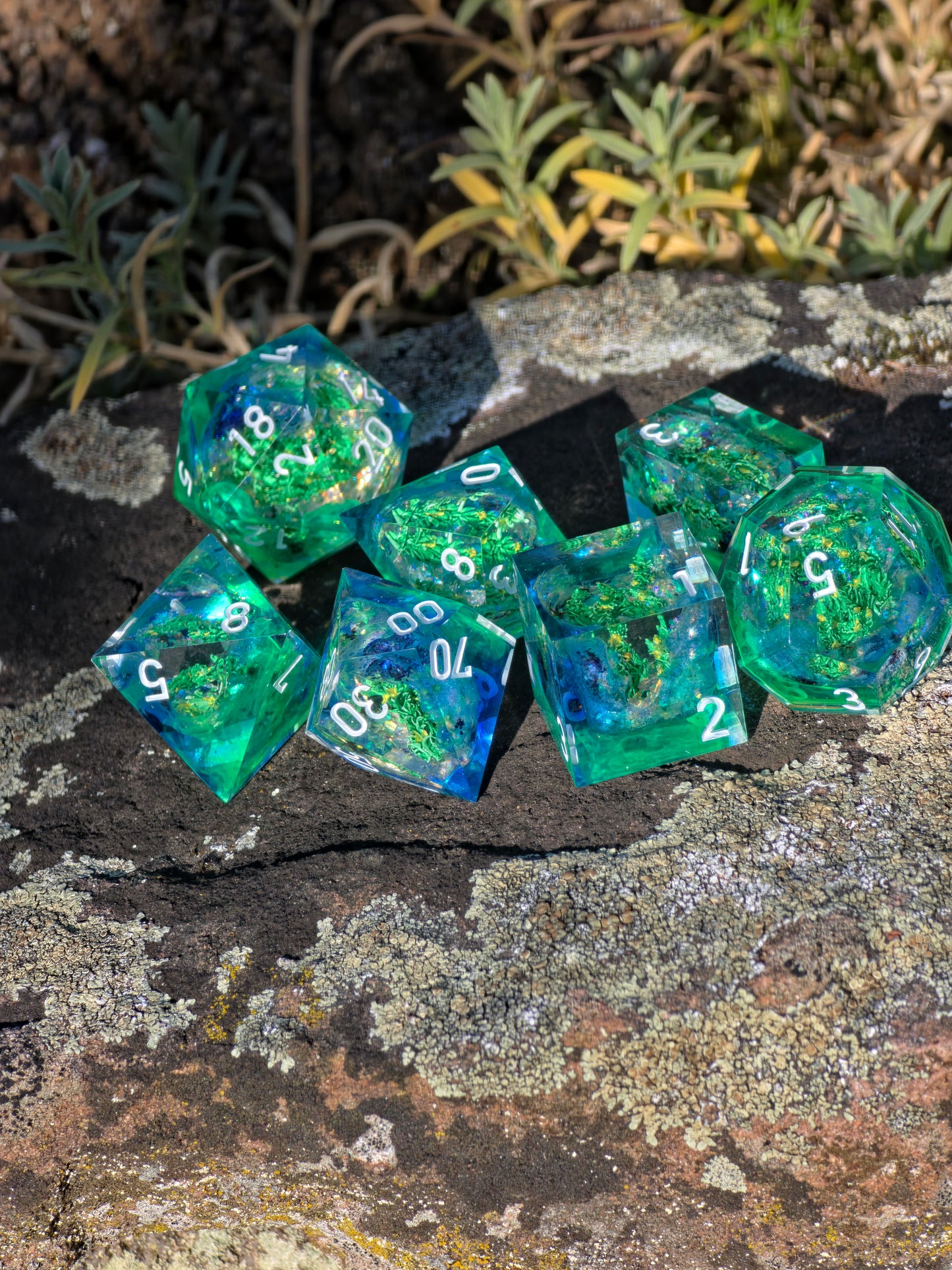Emerald Tide Custom Geode Dice Set mit Unterwasserpflanzen – Handgemachte Sharp Edge Resin Würfel mit Algen und Kristallkern für DnD und TTRPG (Anne)
