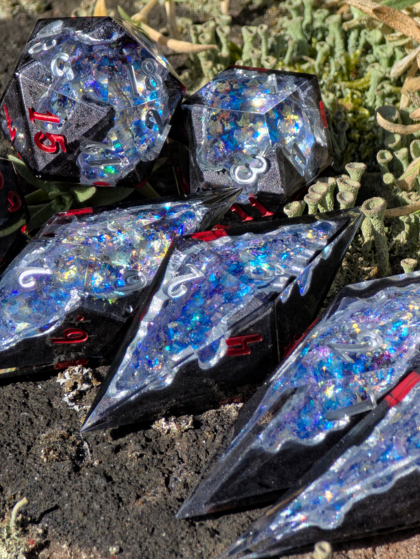 Geode Style Elongated Dice Set – Handgemachte Sharp Edge Würfel mit Opal-Kristallen, Rot-Silber Zahlen, Fantasy DnD Resin Dice (Eléras of Argent)