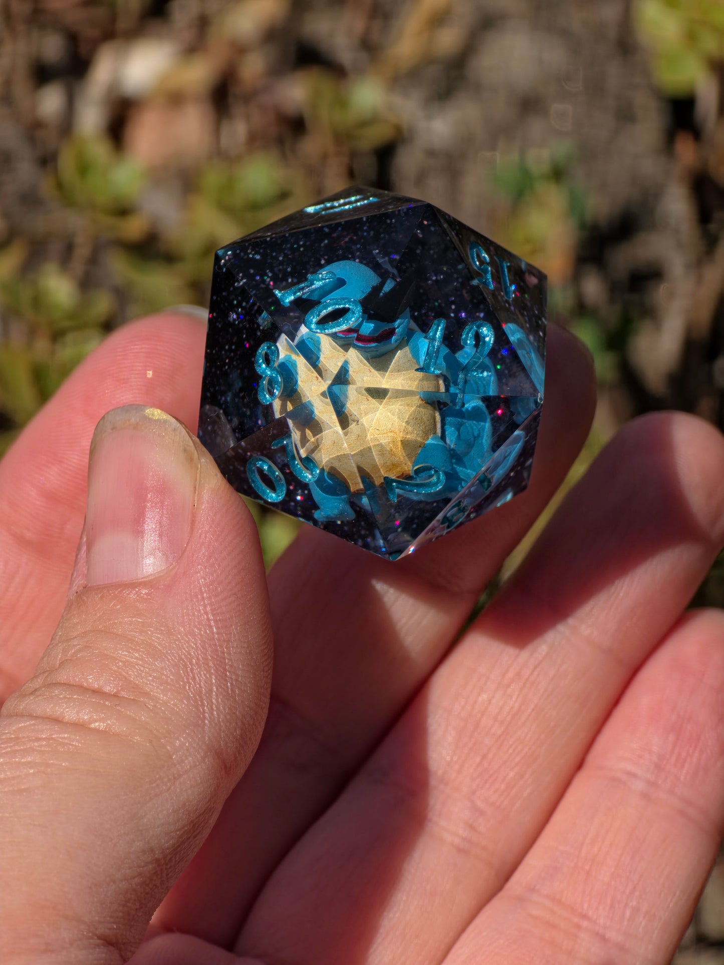 🌟Shiggy – Galactic Vacation D20 35 mm – Pokémon-inspirierter Galaxy Resin Würfel mit Sonnenbrille | Handgefertigter Chonk DnD Würfel