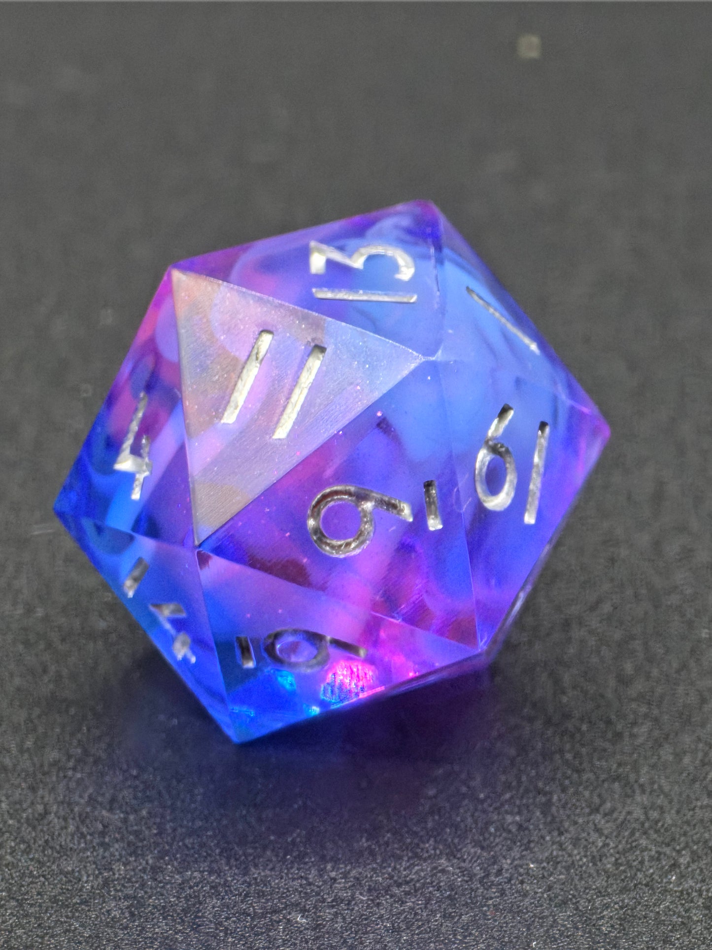 Einzelner Polyedrischer D20 – Cloud Blossom Nebula Effekt Blau Lila Transparent | Handgemachter Resinwürfel Standardgröße | DnD Dice Pen and Paper TTRPG Fantasy Würfel