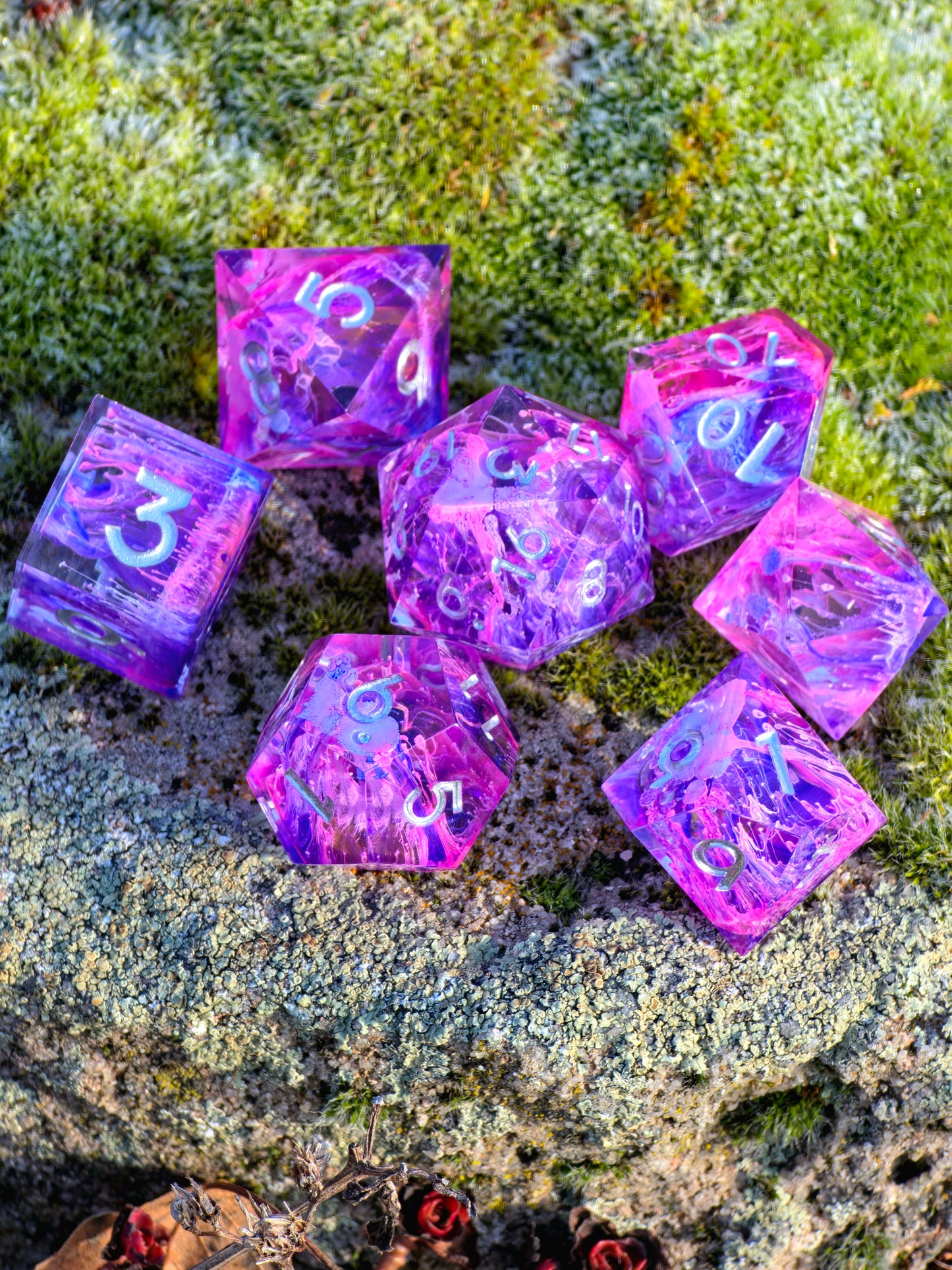 Handgemachtes DnD Würfelset Petri Effekt Pink Lila Blau | Sharp Edge Resin Dice Set 7-teilig | Silber Zahlen TTRPG