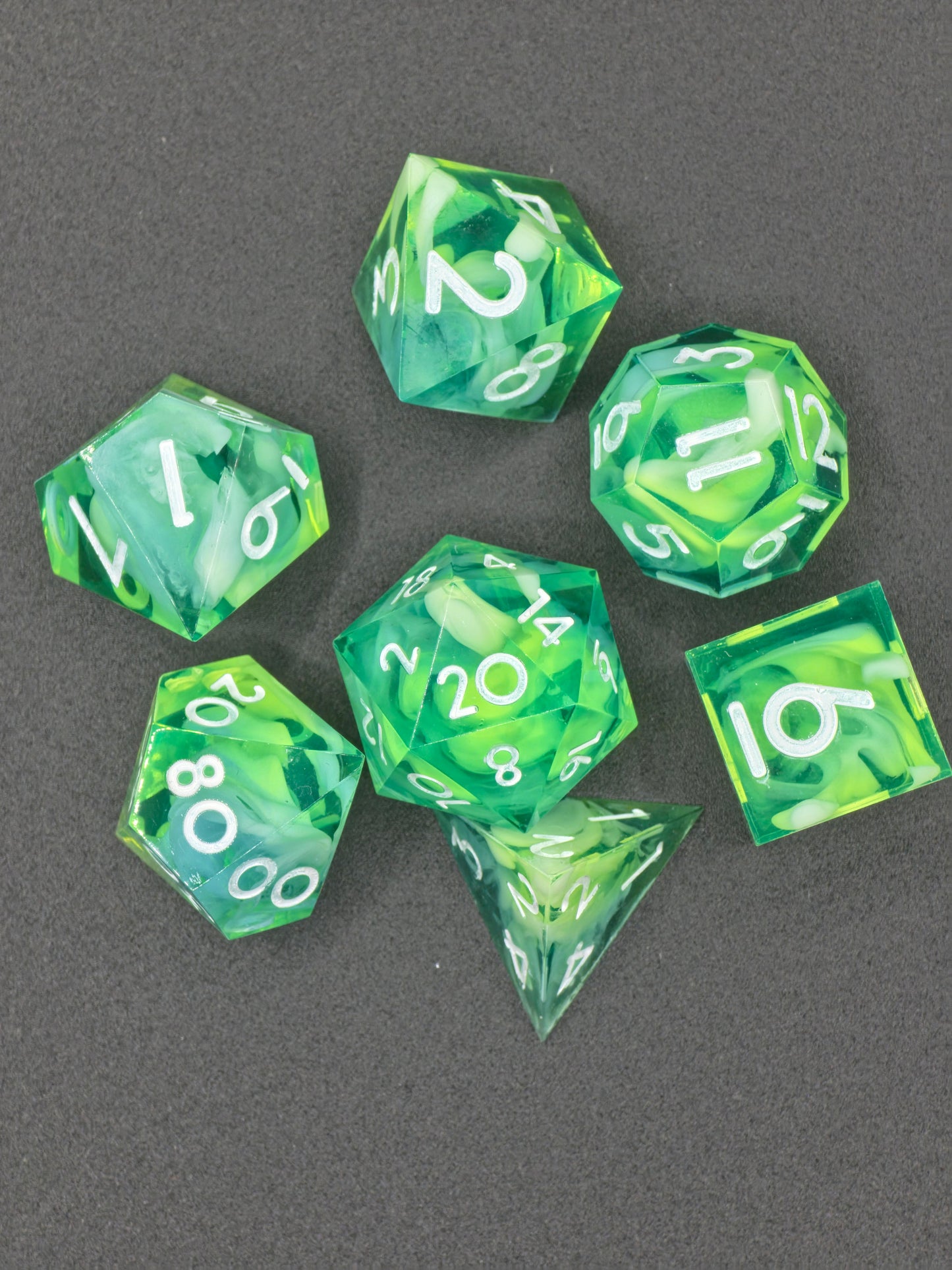 Polyedrisches Würfelset „Stormborn Cloud Nebula“ – Handgemachte Resinwürfel blau-neongelb mit Cloud Effekt | DnD Dice Set TTRPG