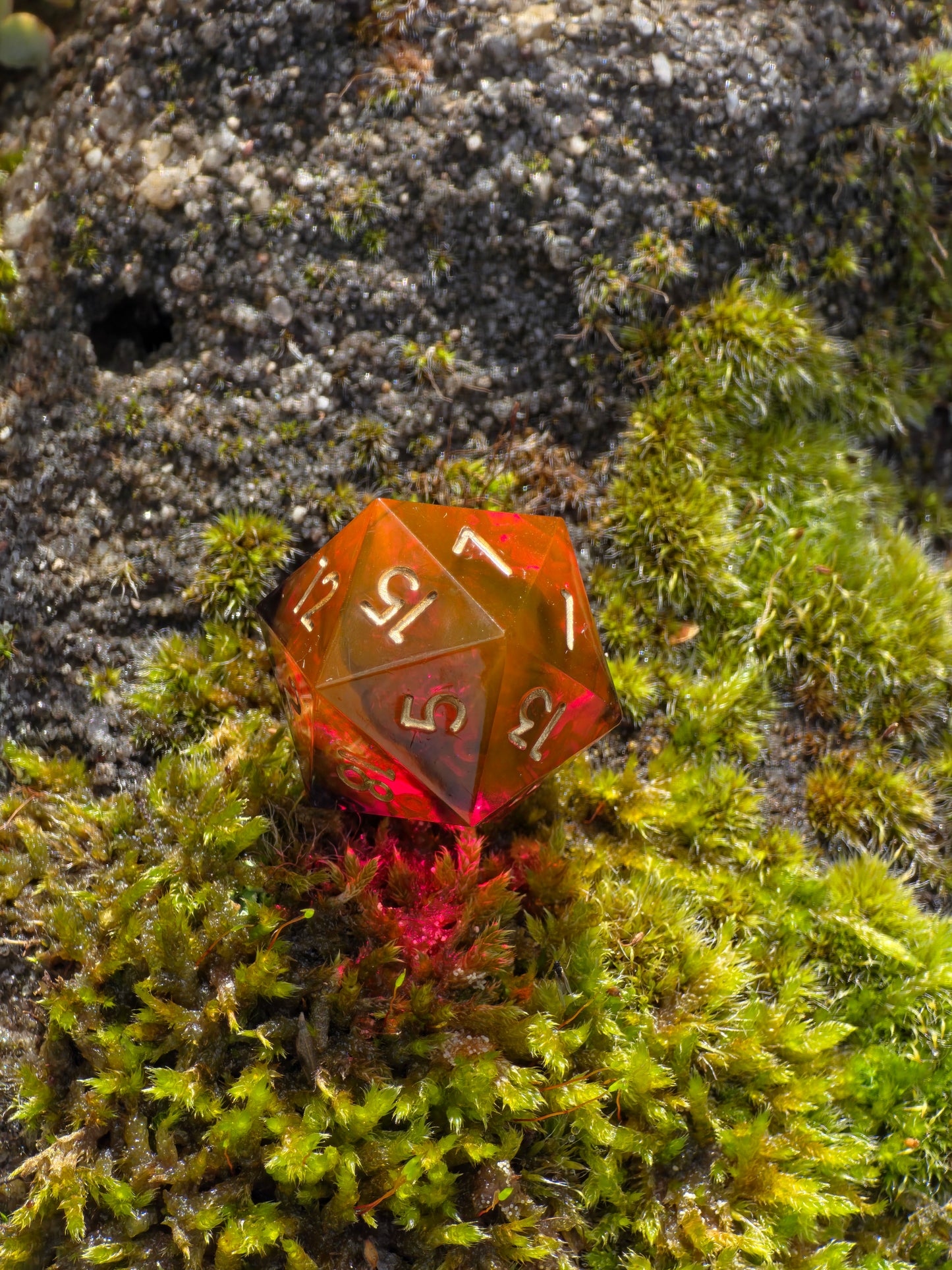 Polyedrischer Einzelner D20 – Fire Amber Cloud Dice | Handgemachter W20 Würfel aus Resin in Rot Gold Transparent mit schwarzem Cloud-Effekt