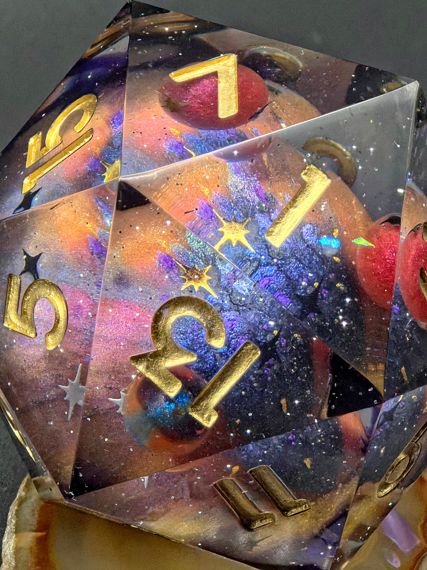 Großer Polyedrischer D20 „Celestial Sphere“ 55 mm – Handgefertigter Premium-Resinwürfel mit 4 Planeten & Galaxy Effekt | Einzelstück | DnD