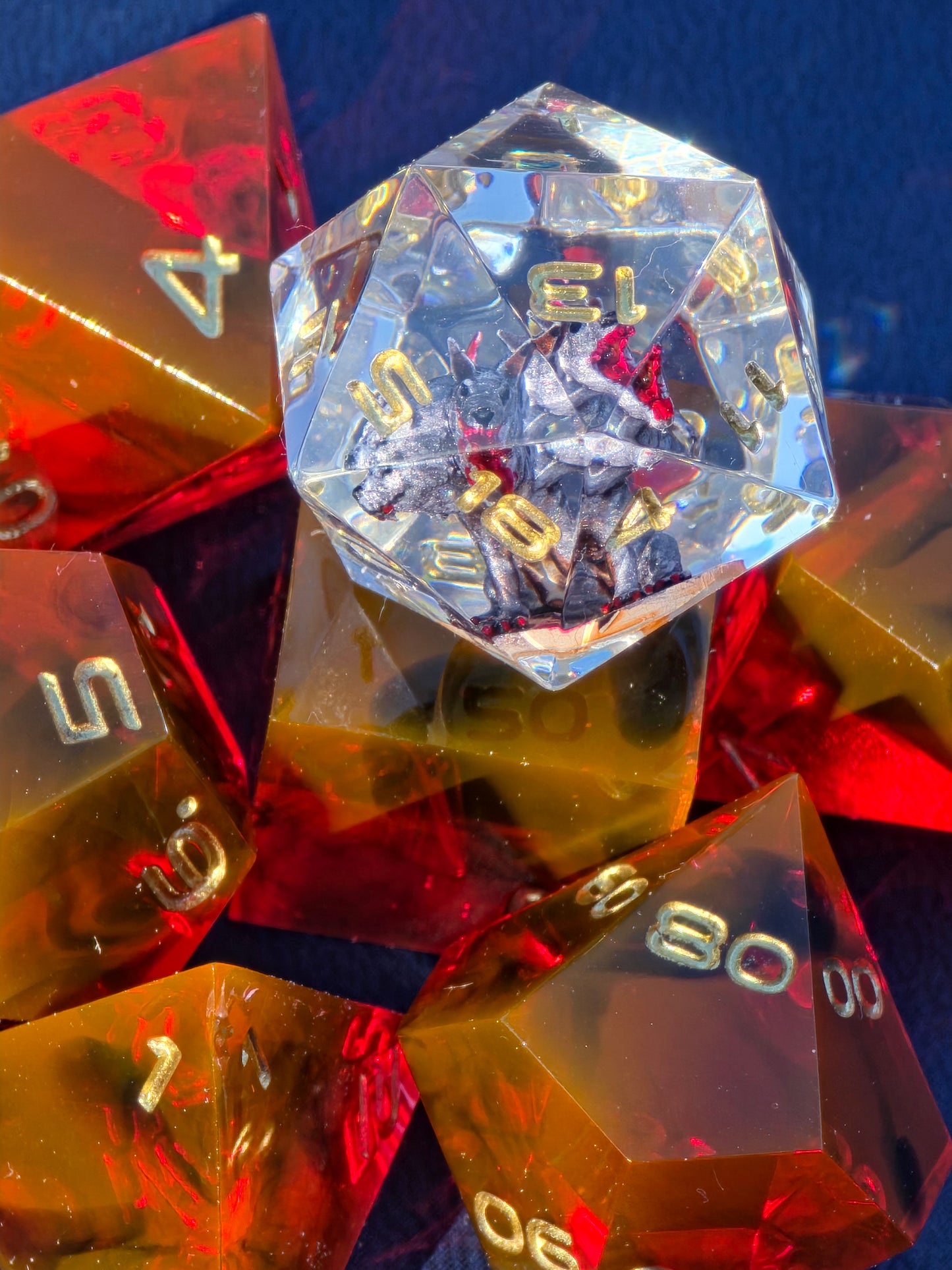 Handgemachtes DnD Würfelset „Blood Cerberus“ – Resin Dice Set 7-teilig | D20 mit Cerberus | Rot Schwarz | Sharp Edge | Goldene Zahlen | RPG Würfel